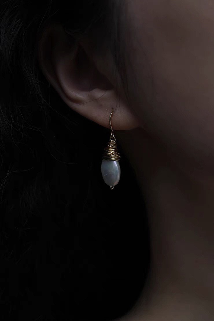 Freshwater baroque pearl wire wrapped earrings. Minimalist pearl earrings. Teardrop pearl earrings. Bridal earrings. Bridesmaid gift