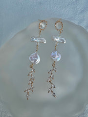 Victoria style elegant freshwater pearl dainty earring. delicate crystal earring. France style boho wedding earrings. Swarovski earring