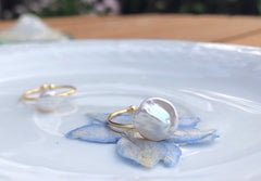 Minimalist baroque pearl luster ring. Dainty white pearl ring. Baroque Petal pearl ring. Freshwater pearl ring. Wedding ring