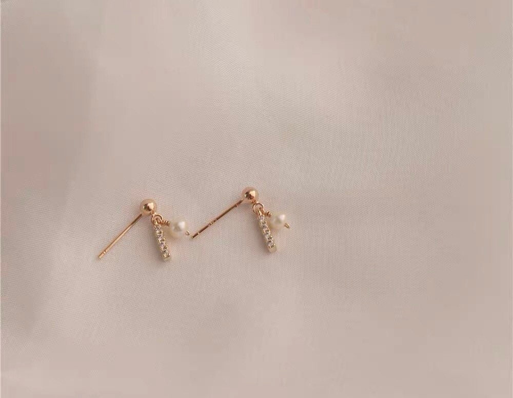 Minimalist freshwater pearl CZ bar dangle earrings. Minimalist clip on earrings. No pain Drop earrings. Dainty earrings. Gift for her