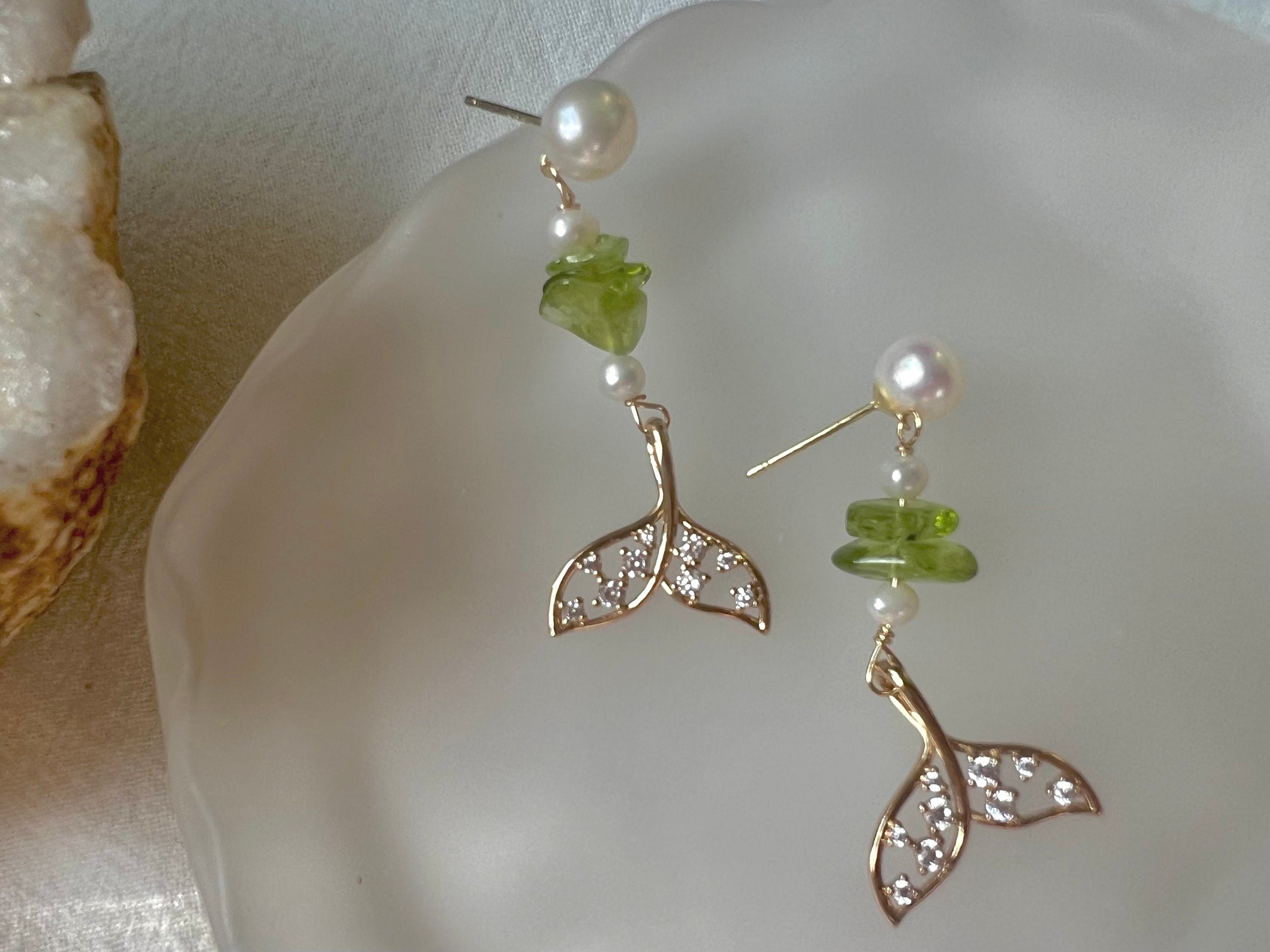 Clip on freshwater pearl gemstone earring. Minimalist dangle earrings. Mermaid tail pearls earrings. Bridal earrings. Bridesmaid gift.