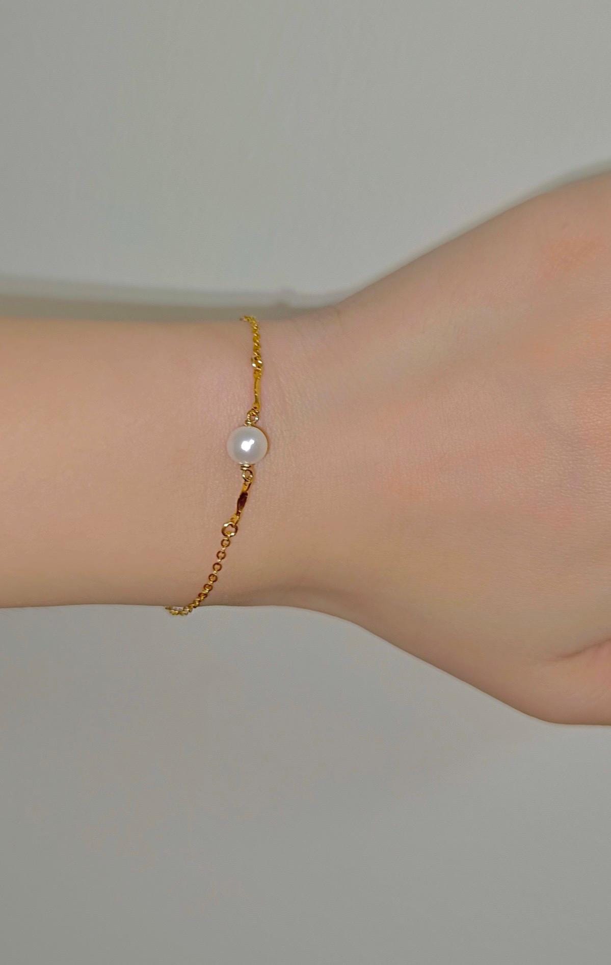 Freshwater Pearl Dainty 14k gold filled Bracelet. elegant Pearl Bracelet. Minimalist bracelet. Statement bracelet. Gift for her.