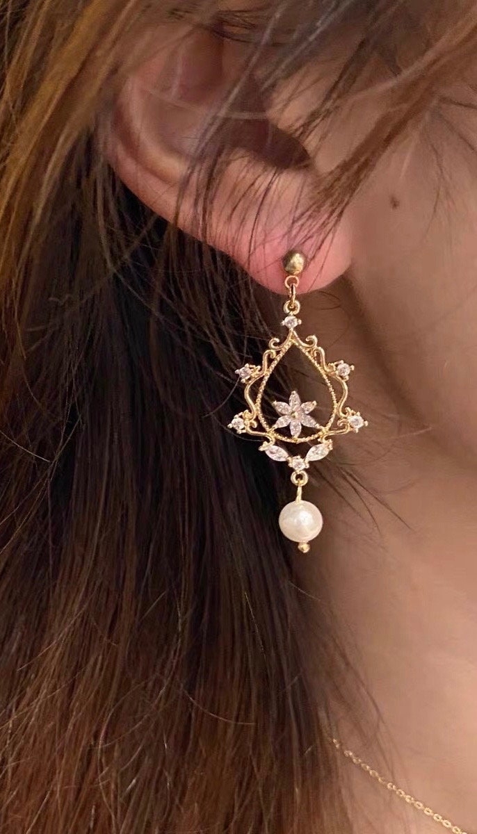 Art Deco freshwater pearl dangle earrings. Delicate earrings. CZ crystal earrings. Vintage earrings. Drop earrings.