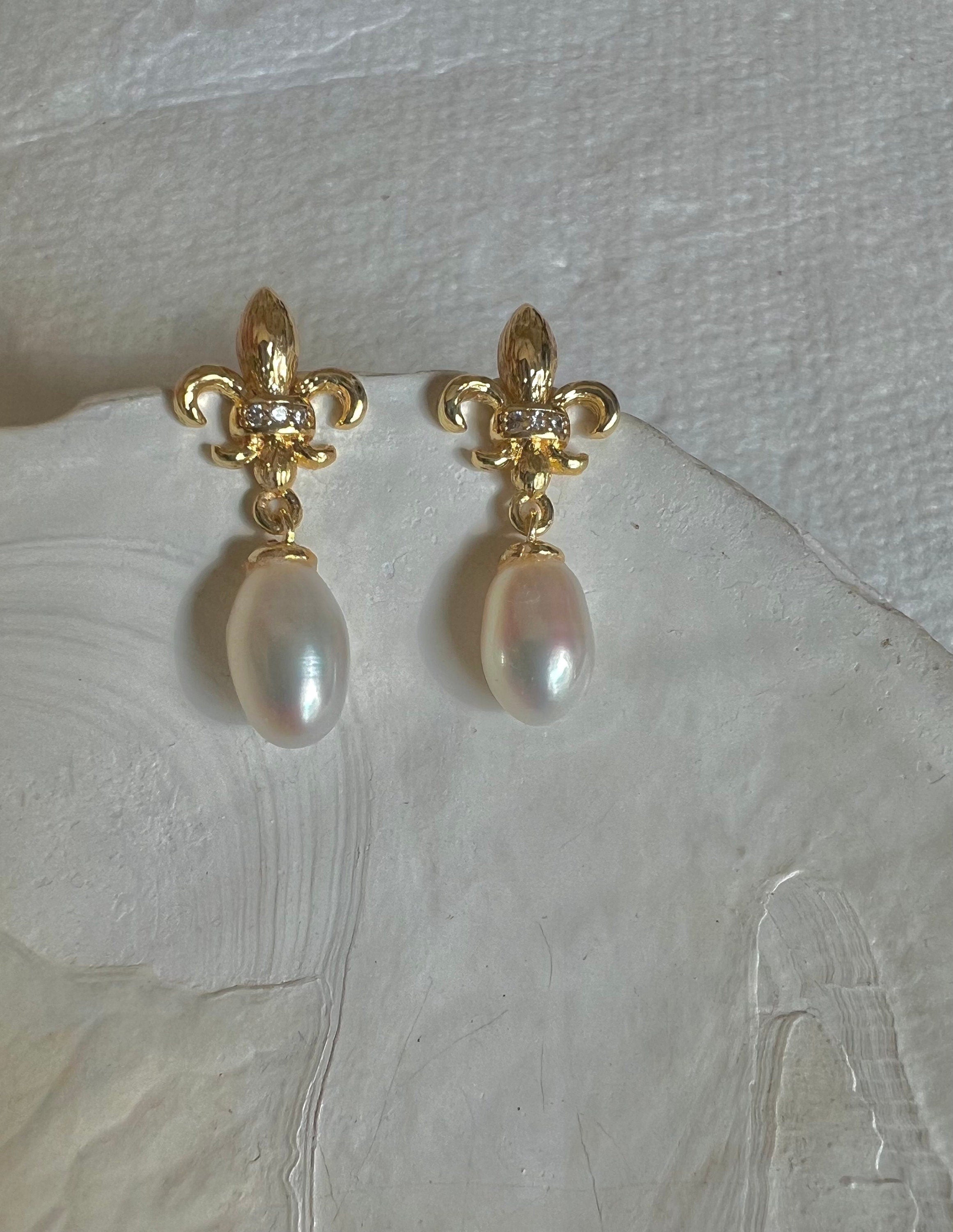 Vintage freshwater teardrops pearl earring. Minimalist pearl clip on earrings. Flower stud earrings. Iris earrings. Gift for her.