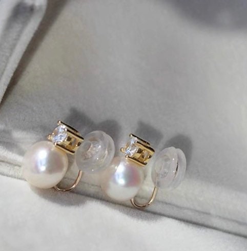 Clip on freshwater pearl earring. Minimalist clip on earrings. Elegant pearl earrings. Bridal earrings Bridesmaid gift.