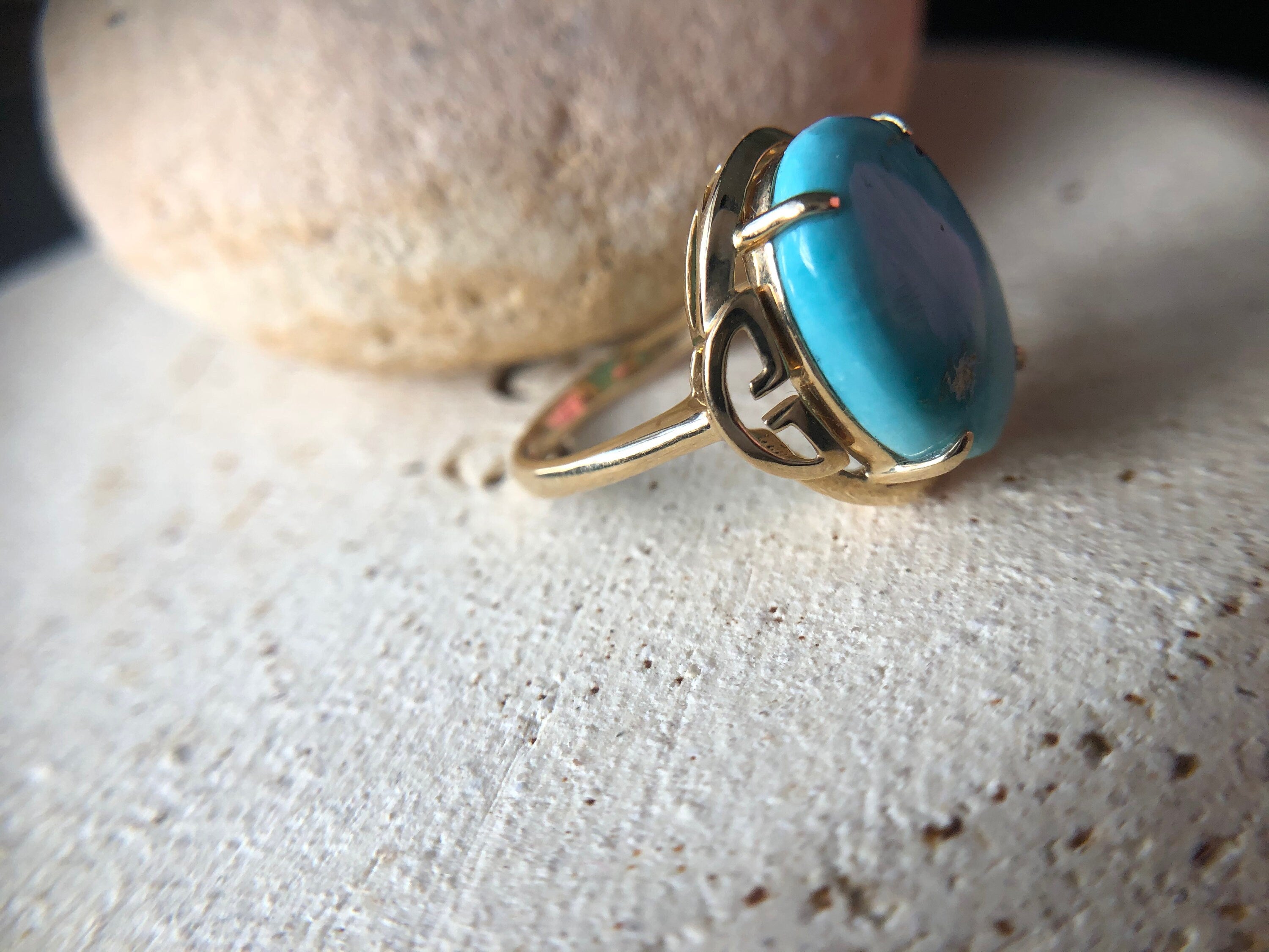 18K solid gold natural turquoise oval ring. Turquoise ring. December Brithstone. Solid 18K Gold Turquoise ring.