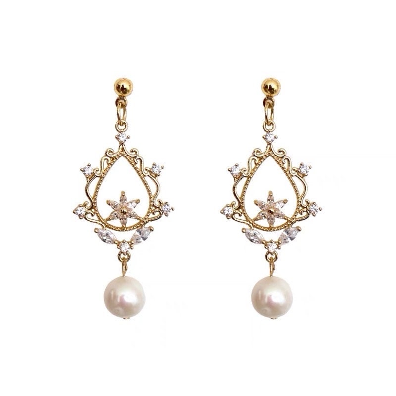 Art Deco freshwater pearl dangle earrings. Delicate earrings. CZ crystal earrings. Vintage earrings. Drop earrings.