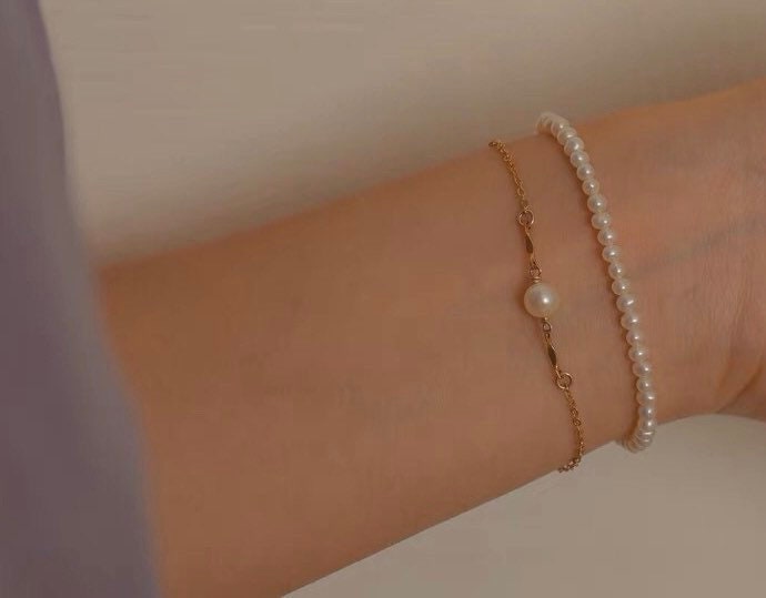 Freshwater Pearl Dainty 14k gold filled Bracelet. elegant Pearl Bracelet. Minimalist bracelet. Statement bracelet. Gift for her.