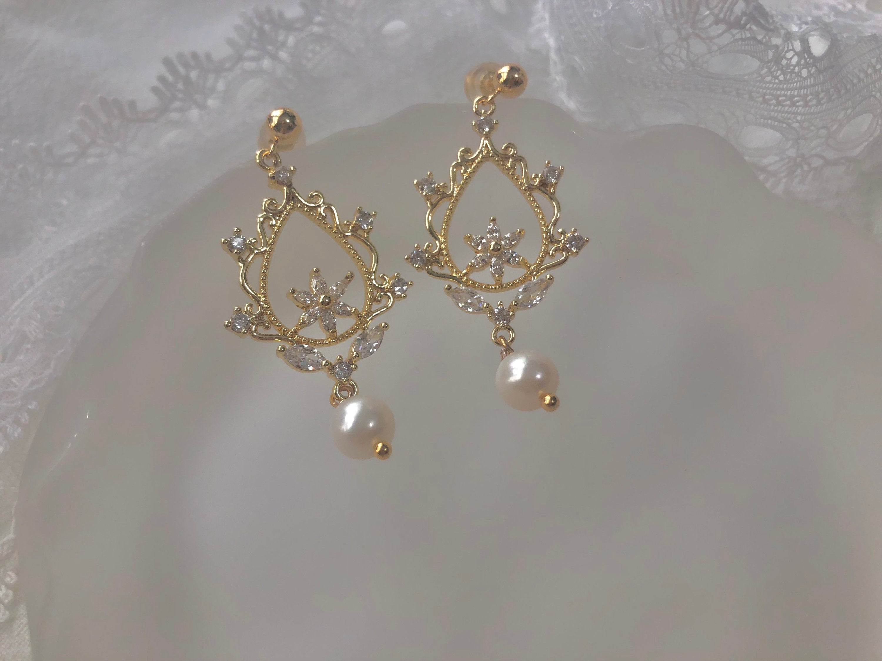 Art Deco freshwater pearl dangle earrings. Delicate earrings. CZ crystal earrings. Vintage earrings. Drop earrings.