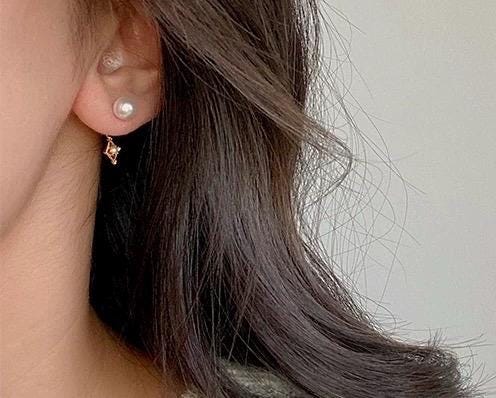 Chic freshwater pearl two ways earring. Minimalist clip on earrings. Elegant pearl earrings. Bridal earrings. Bridesmaid gift.