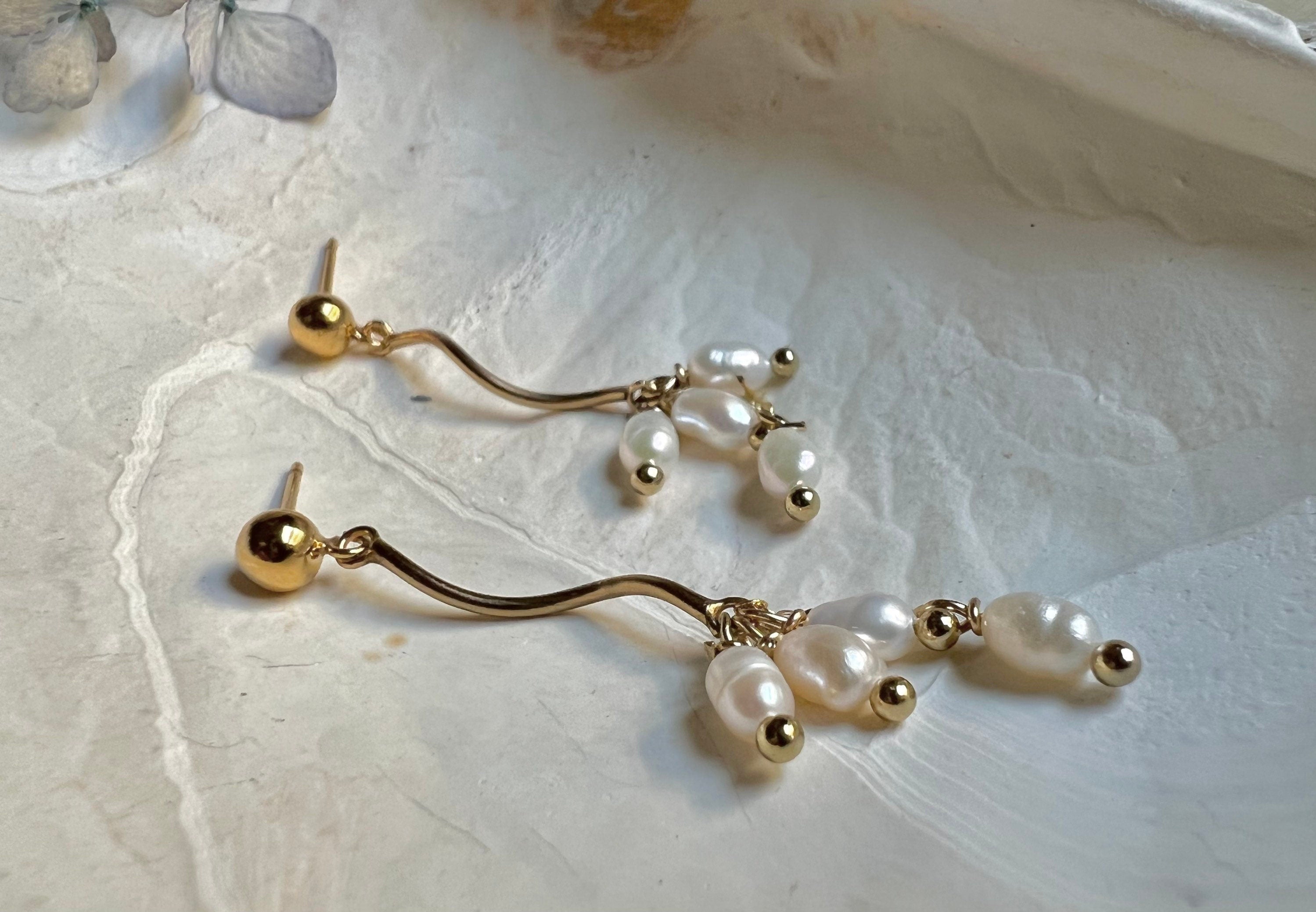 14K gold filled freshwater pearl wavered stick earring. Minimalist clip on earrings. Chic earring. No pain Pearl earrings. Bridesmaid gift.