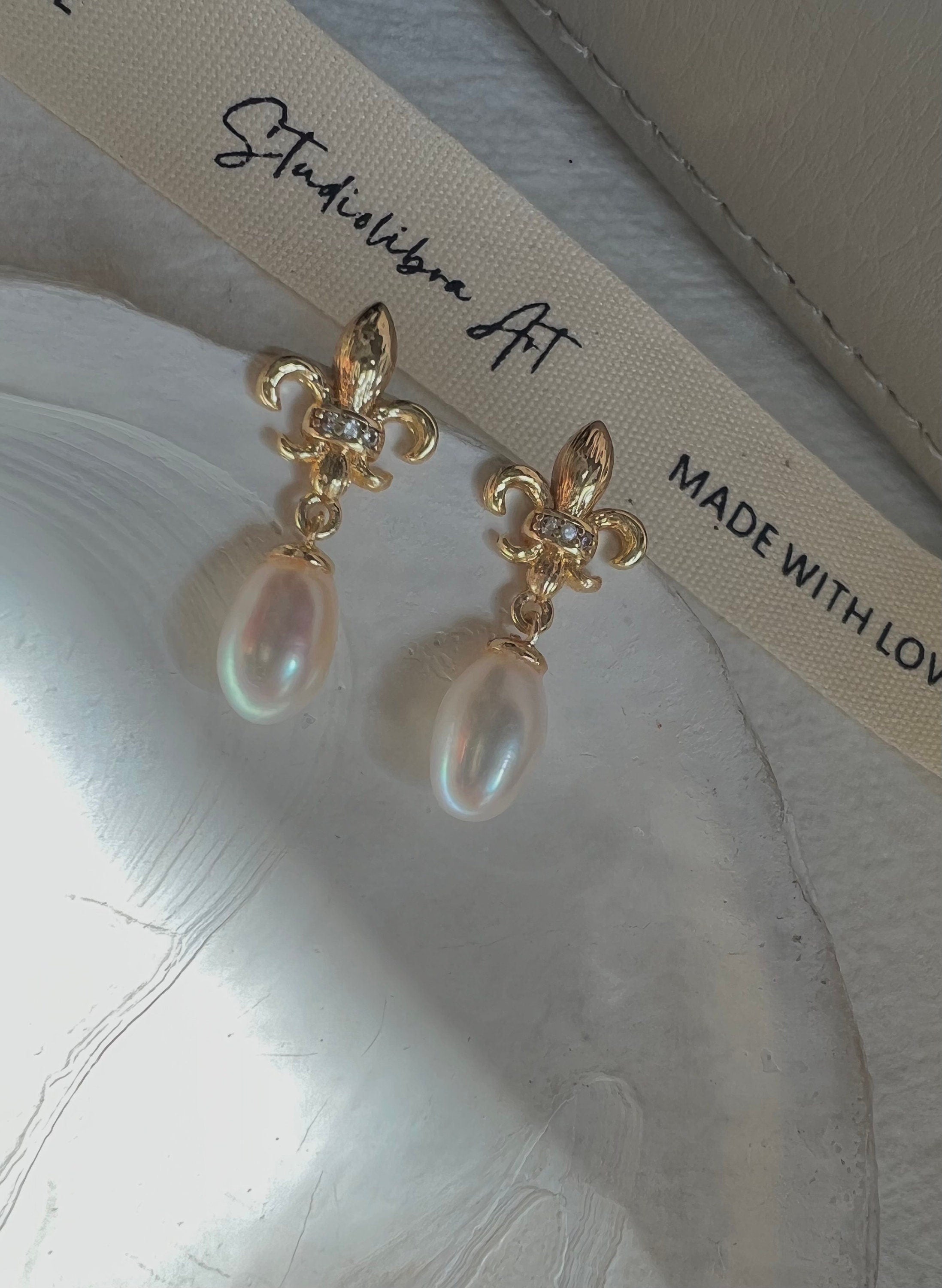Vintage freshwater teardrops pearl earring. Minimalist pearl clip on earrings. Flower stud earrings. Iris earrings. Gift for her.