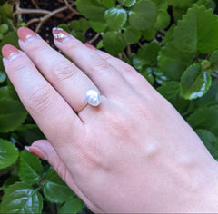 Minimalist baroque pearl luster ring. Dainty white pearl ring. Baroque Petal pearl ring. Freshwater pearl ring. Wedding ring