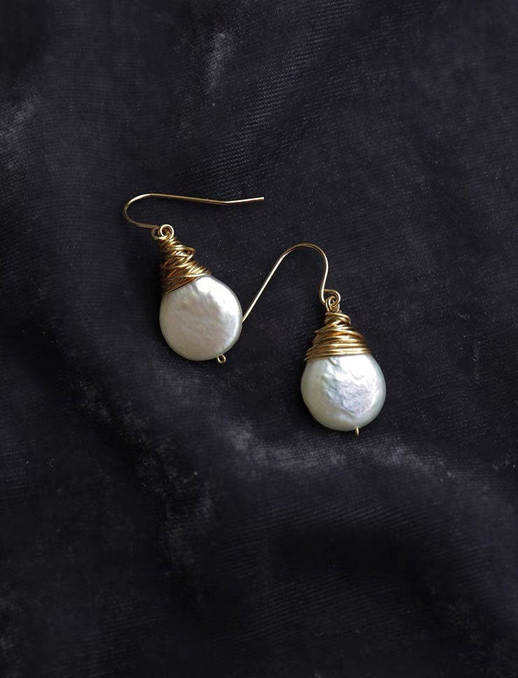 Freshwater baroque pearl wire wrapped earrings. Minimalist pearl earrings. Teardrop pearl earrings. Bridal earrings. Bridesmaid gift