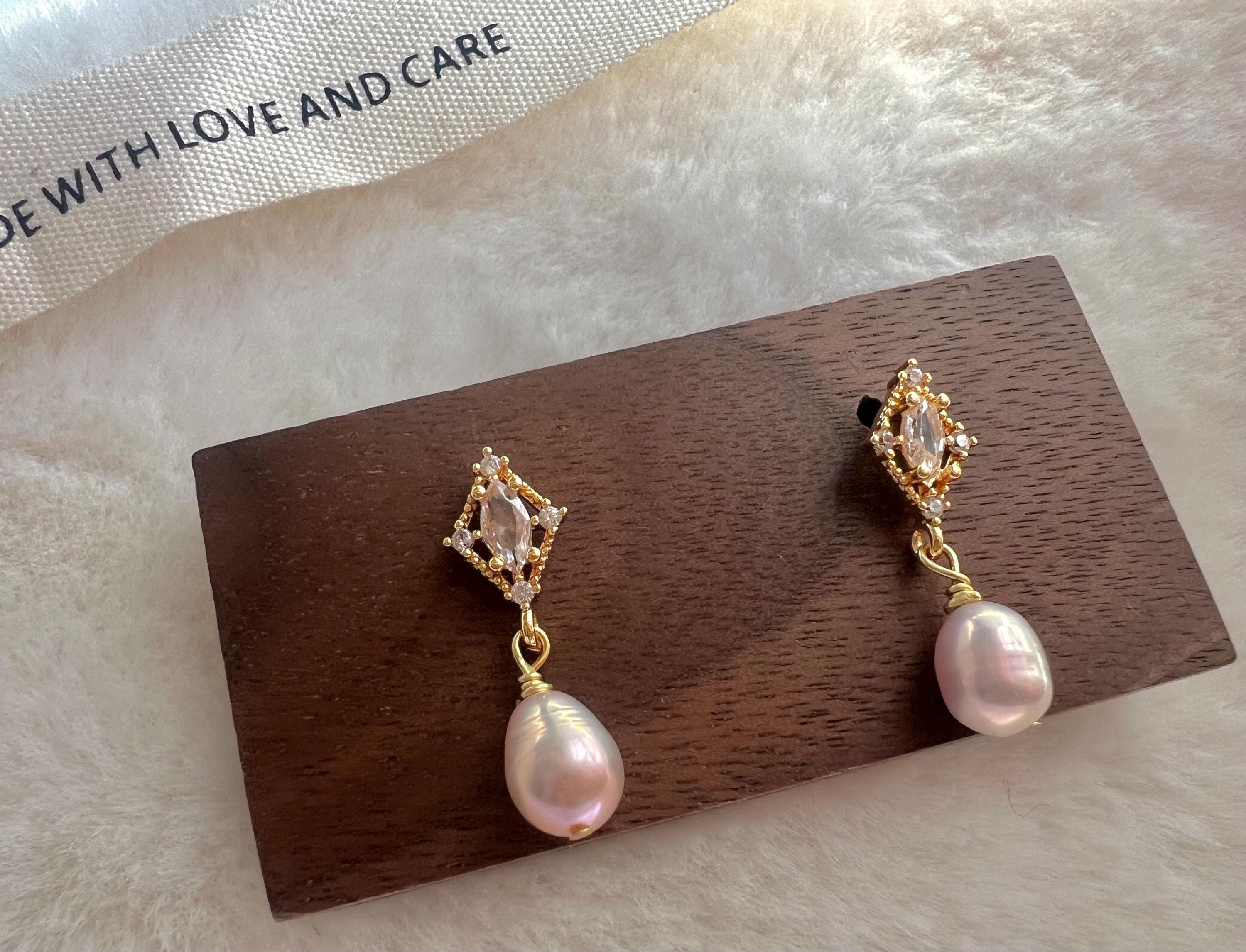 Art deco crystals dangle freshwater pearl earring. Minimalist clip on earrings. Bridal earrings. Bridesmaid gift. Vintage earrings