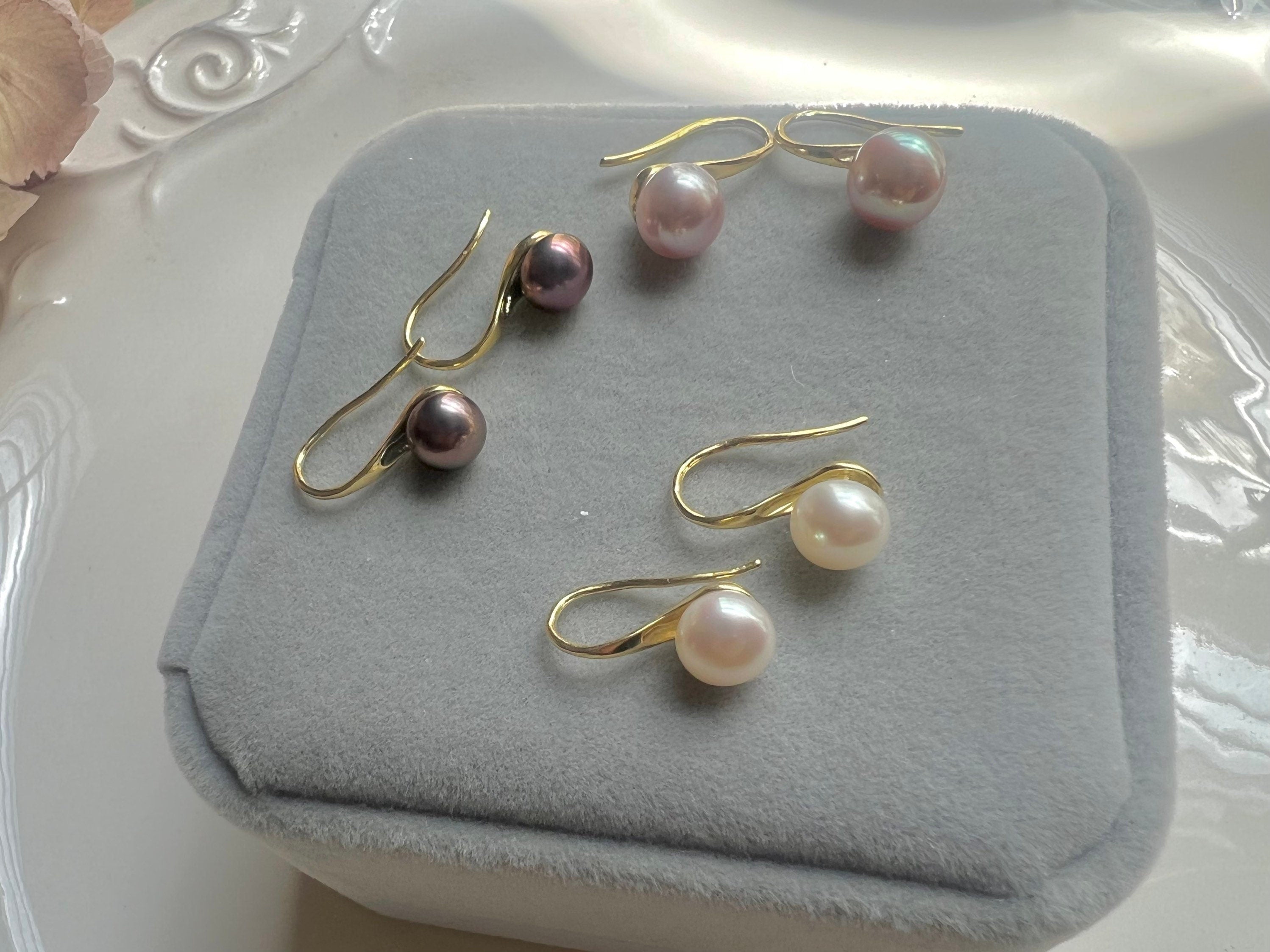 Minimalist 925 sterling sliver ear post freshwater pearl earring. Dainty earrings. Minimalist earrings.gift for her