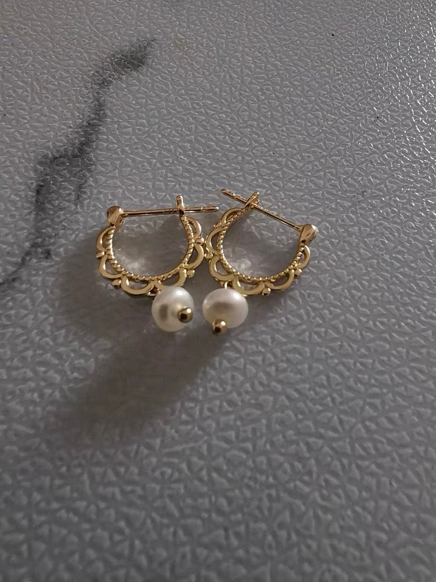 925 sterling sliver vintage freshwater pearl Hoop earring. Minimalist earrings. Elegant pearl huggie. Bridal earrings. Bridesmaid gift.