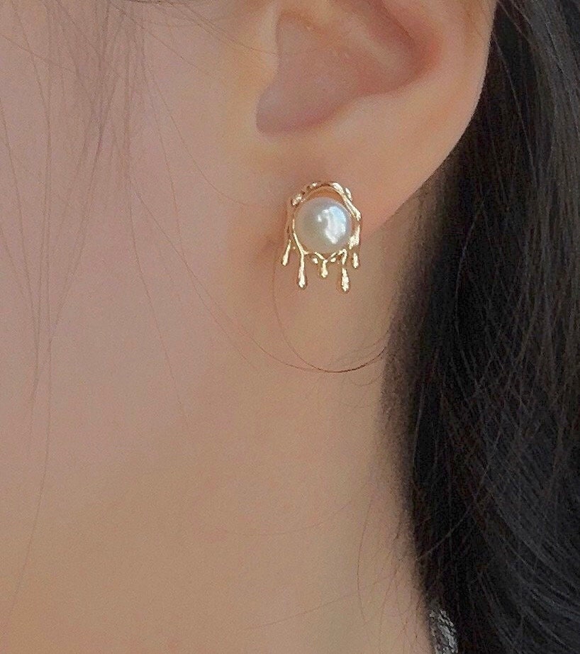 Nugget freshwater t pearl earrings . Minimalist pearl earrings. Ear stud earrings. Boho earrings. Gift for her.