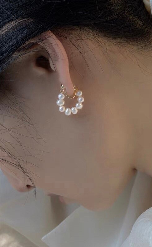 14K gold filled freshwater pearl wire wrapped hoop earring. Minimalist clip on earrings. Bridal earrings. Bridesmaid gift.