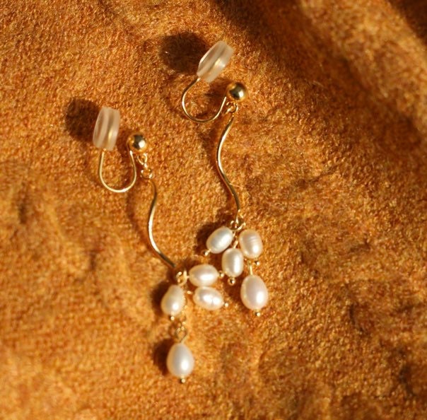 14K gold filled freshwater pearl wavered stick earring. Minimalist clip on earrings. Chic earring. No pain Pearl earrings. Bridesmaid gift.