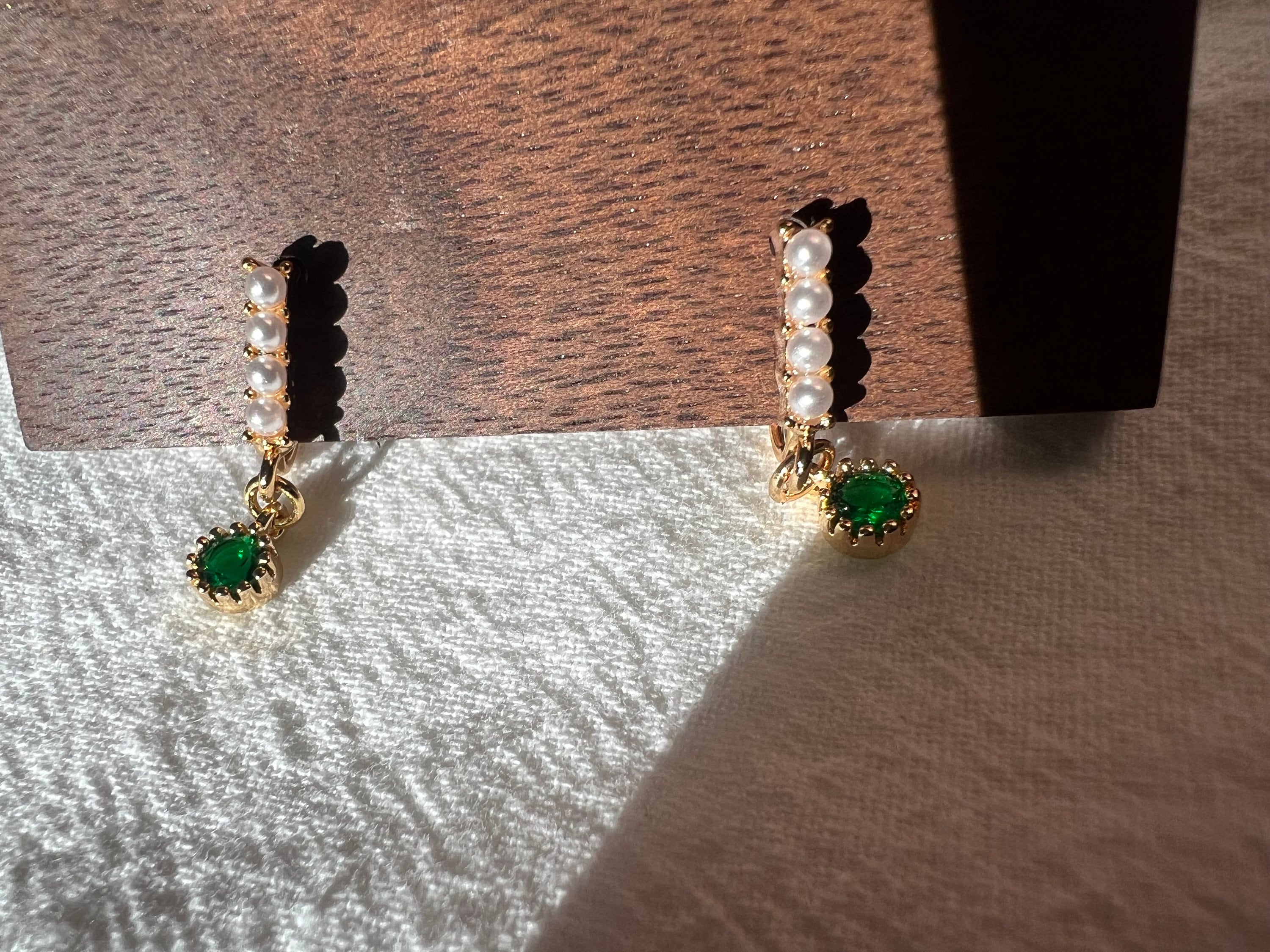 Dainty pearl emerald earrings. No piercing ear earring. Minimalist clip on earrings. Dangle no pain earring. Bridesmaid gift.