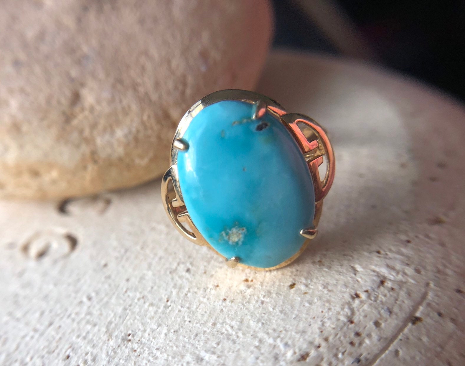 18K solid gold natural turquoise oval ring. Turquoise ring. December Brithstone. Solid 18K Gold Turquoise ring.