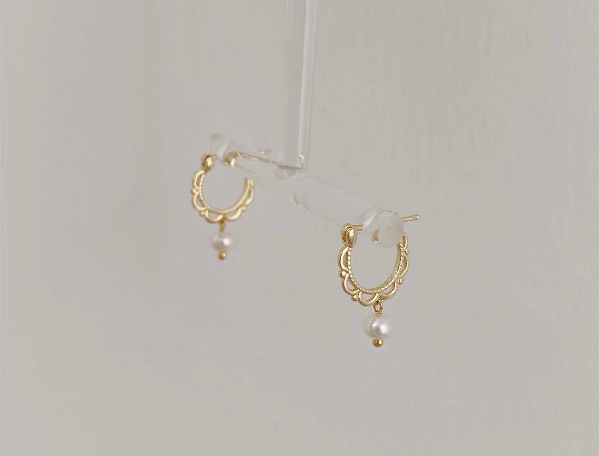 925 sterling sliver vintage freshwater pearl Hoop earring. Minimalist earrings. Elegant pearl huggie. Bridal earrings. Bridesmaid gift.
