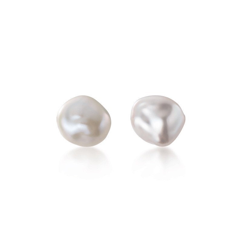 keshi freshwater pearl stud earring. Tiny pearl ear studs. Dainty baroque pearl earring. Everyday earring. Gift for her