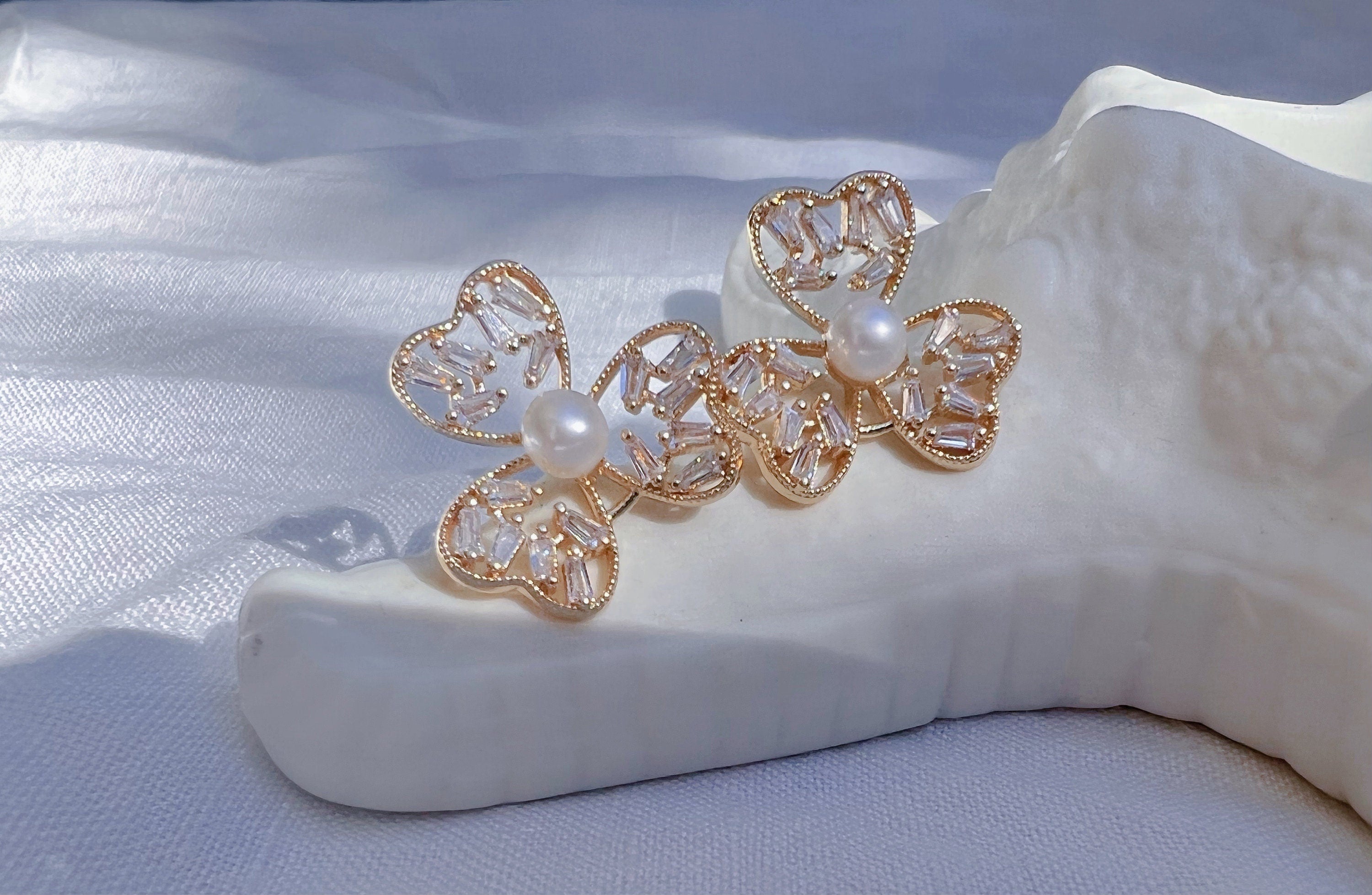 Open flower freshwater pearl stud earring. Dainty ZC floral earring. Wedding gold earring. Elegant earring. Gift for her