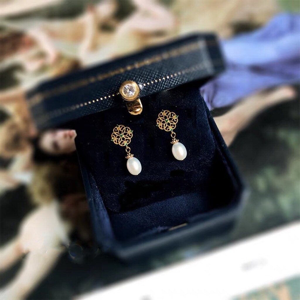 Genuine Freshwater pearl elegant dainty earring. Chic France style dangle earring. Minimalist earring. dangle earring. Real pearl earring