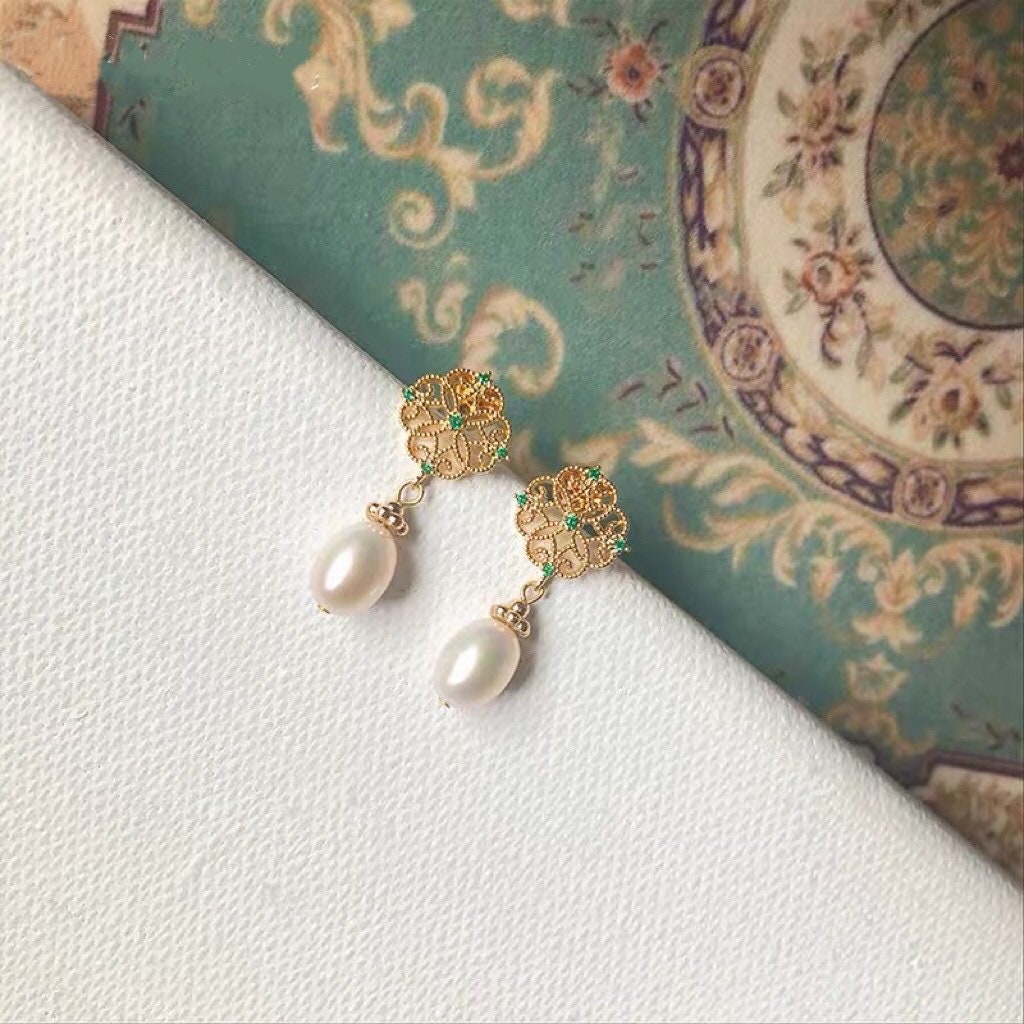 Genuine Freshwater pearl elegant dainty earring. Chic France style dangle earring. Minimalist earring. dangle earring. Real pearl earring