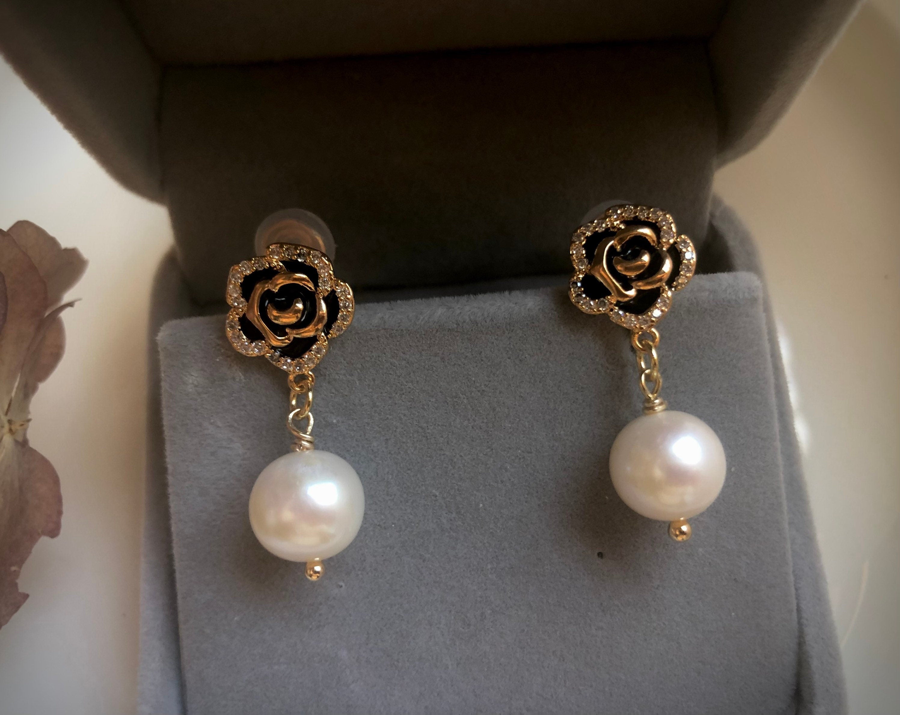 Genuine baroque pearl clip on drop earring. No pain pearl ear clip. Comfortable non pierced ear clip. Fashion floral ZC dangle earring