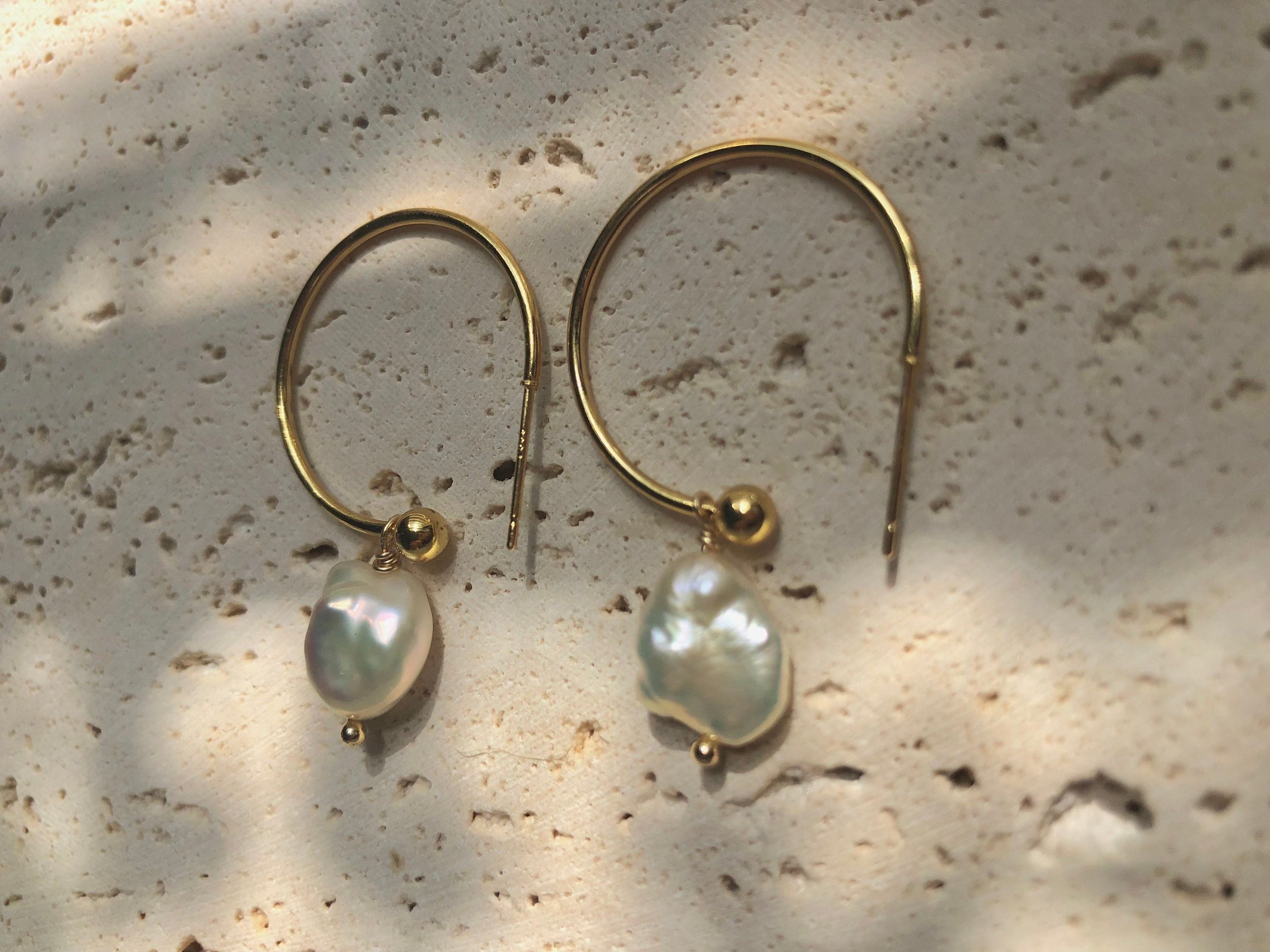 Freshwater baroque keshi pearl hoops earrings boho bridal earrings . Chic pearl earrings. Pearl Huggie earrings. Baroque pearl hopps.