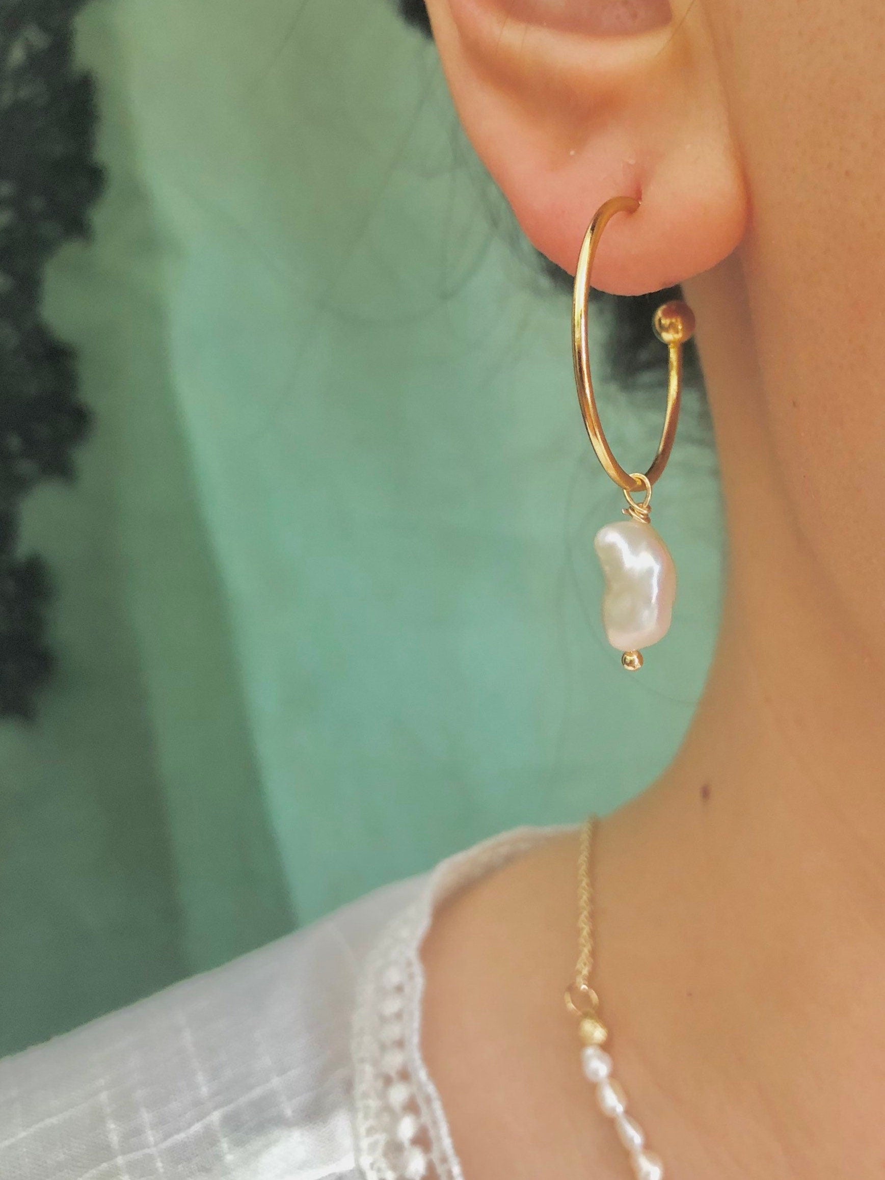 Freshwater baroque keshi pearl hoops earrings boho bridal earrings . Chic pearl earrings. Pearl Huggie earrings. Baroque pearl hopps.