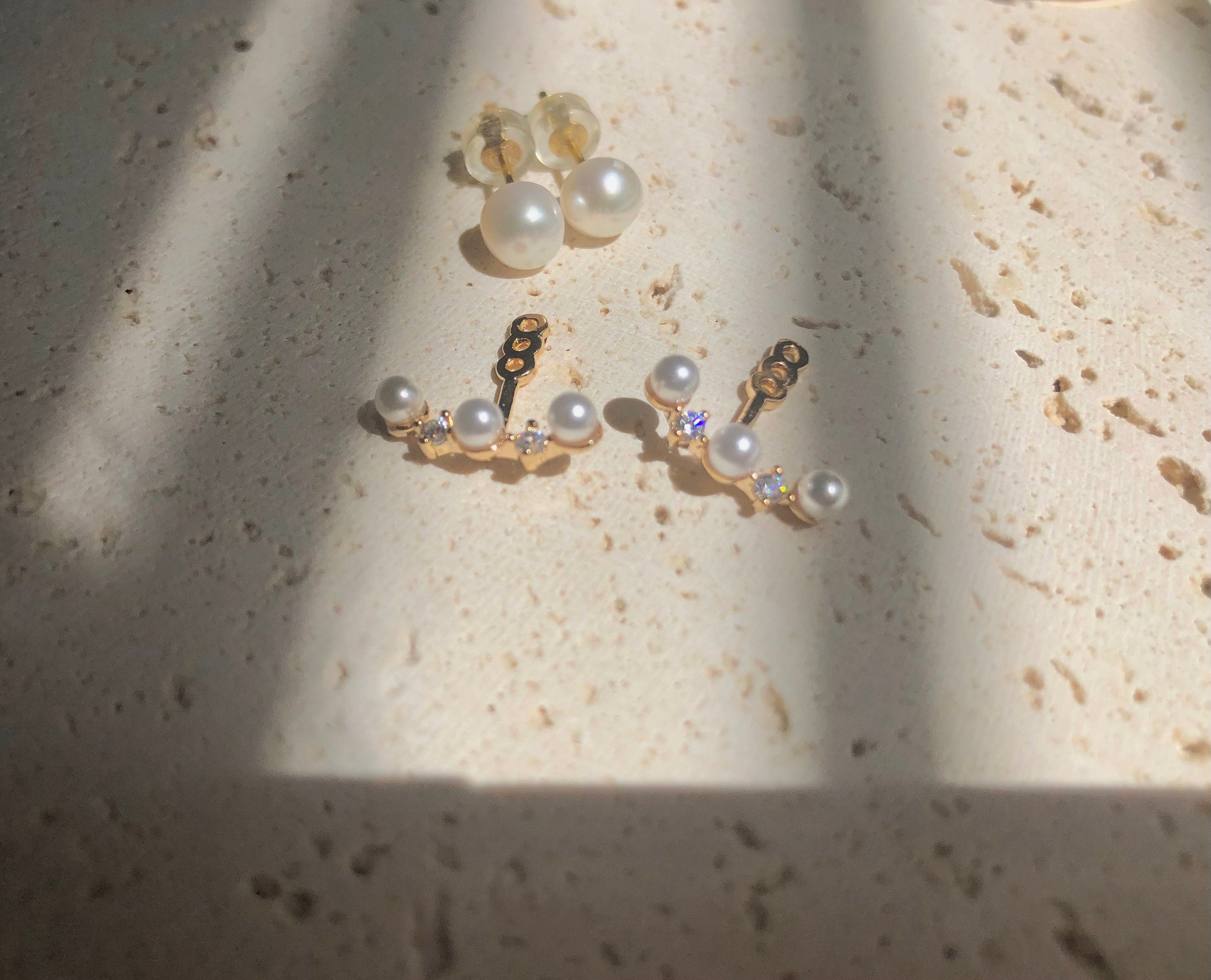Gold vermeil Two-ways ear jacket. Freshwater pearl ear jacket. Pearl ear climbers. Pearl zircon earrings. Pearl studs earring