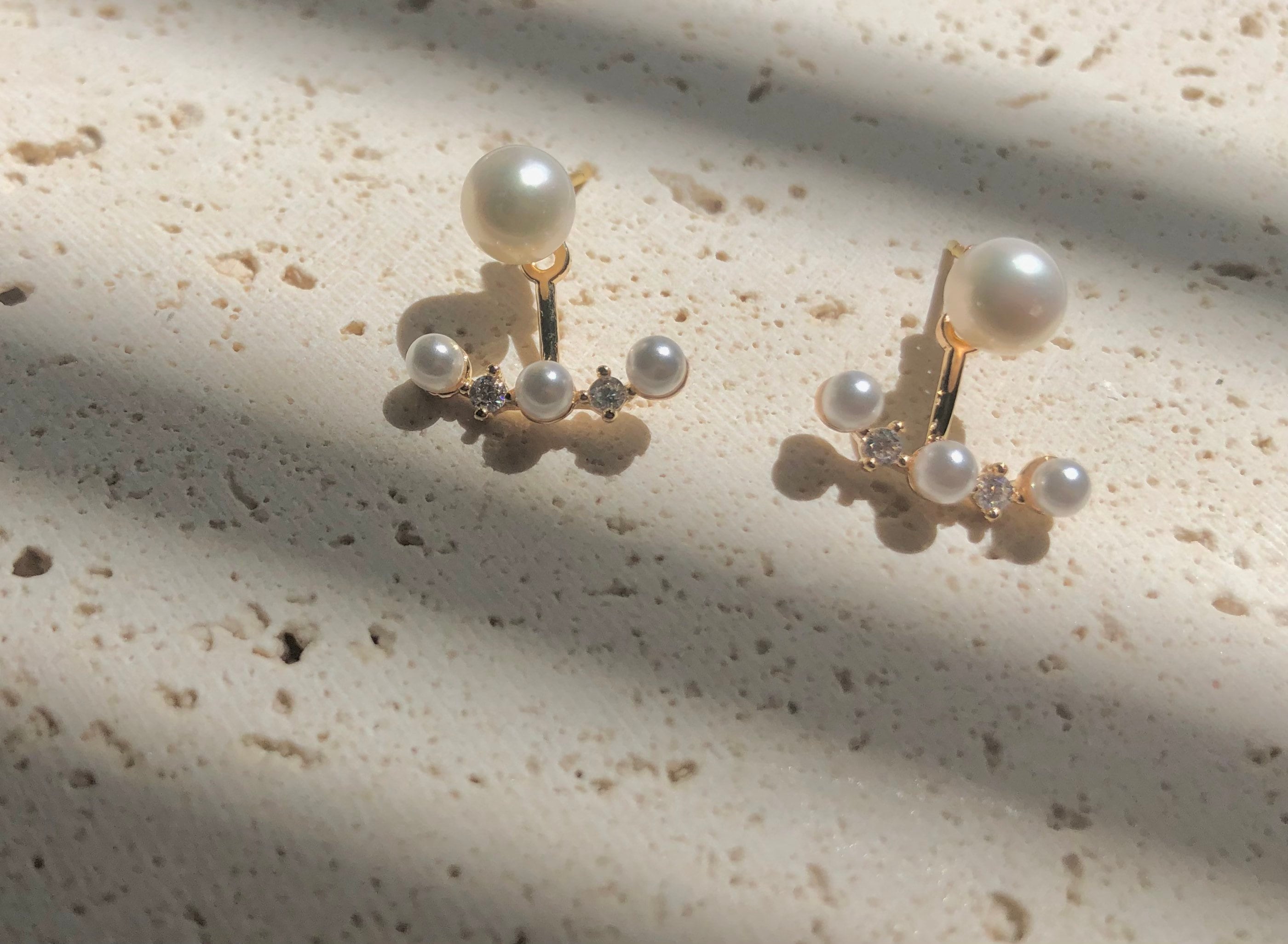 Gold vermeil Two-ways ear jacket. Freshwater pearl ear jacket. Pearl ear climbers. Pearl zircon earrings. Pearl studs earring