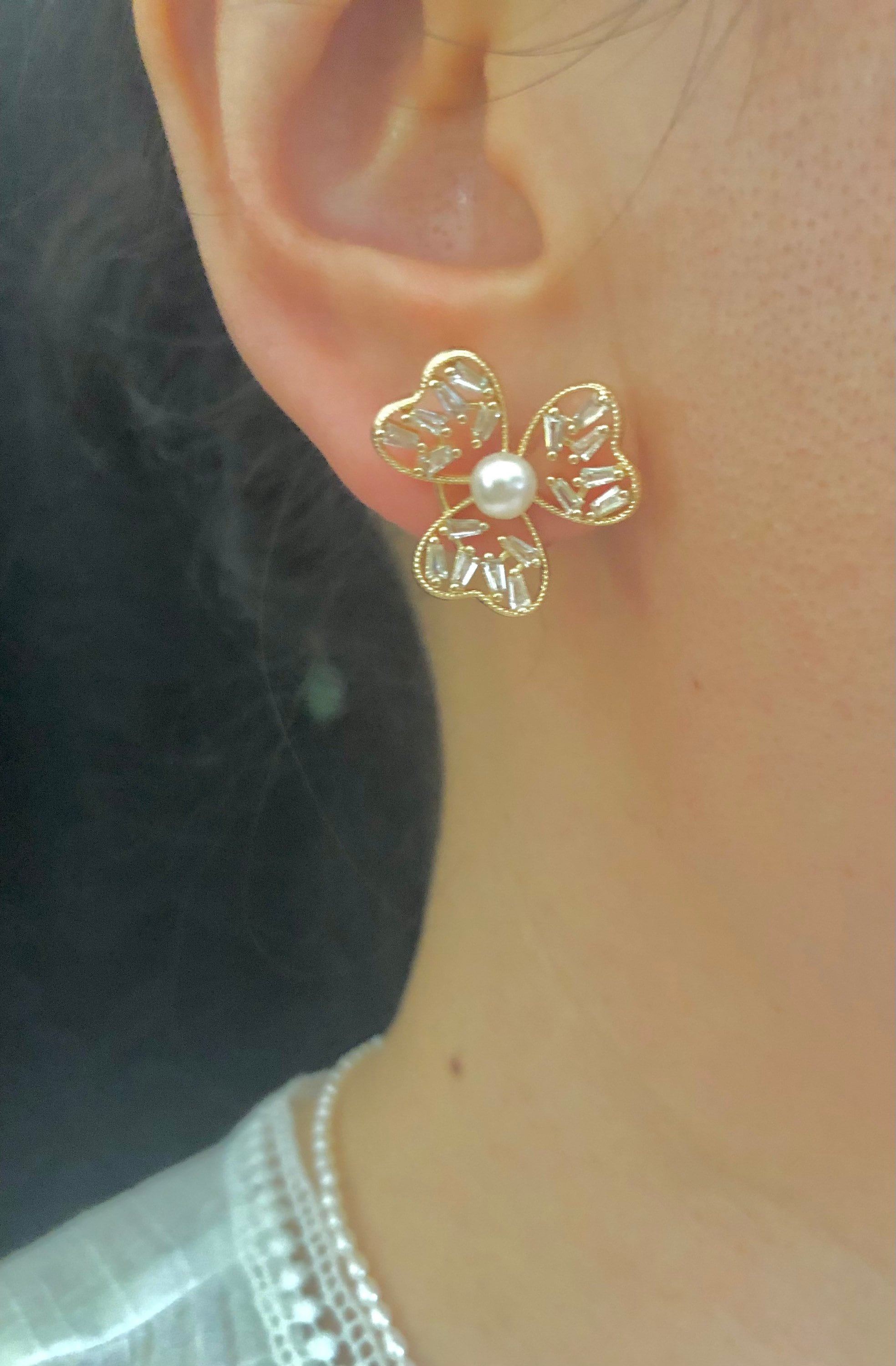 Open flower freshwater pearl stud earring. Dainty ZC floral earring. Wedding gold earring. Elegant earring. Gift for her