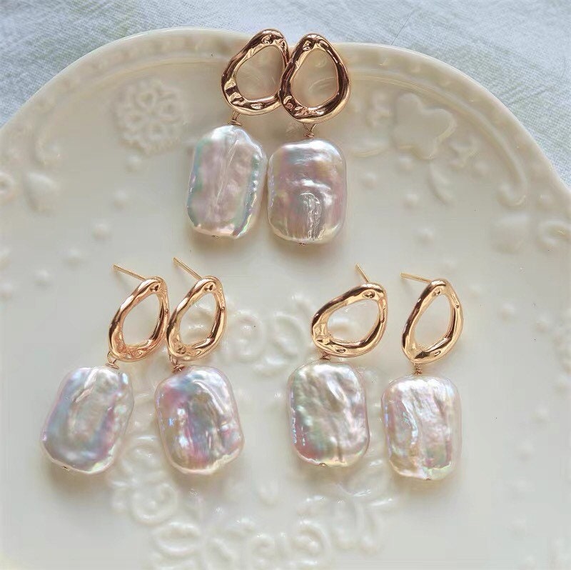 Baroque pearl stud earring. Dangle earring. Wrinkle pearl earring. Lustrous baroque earring. Chic stud earrings. Bridesmaid gift.