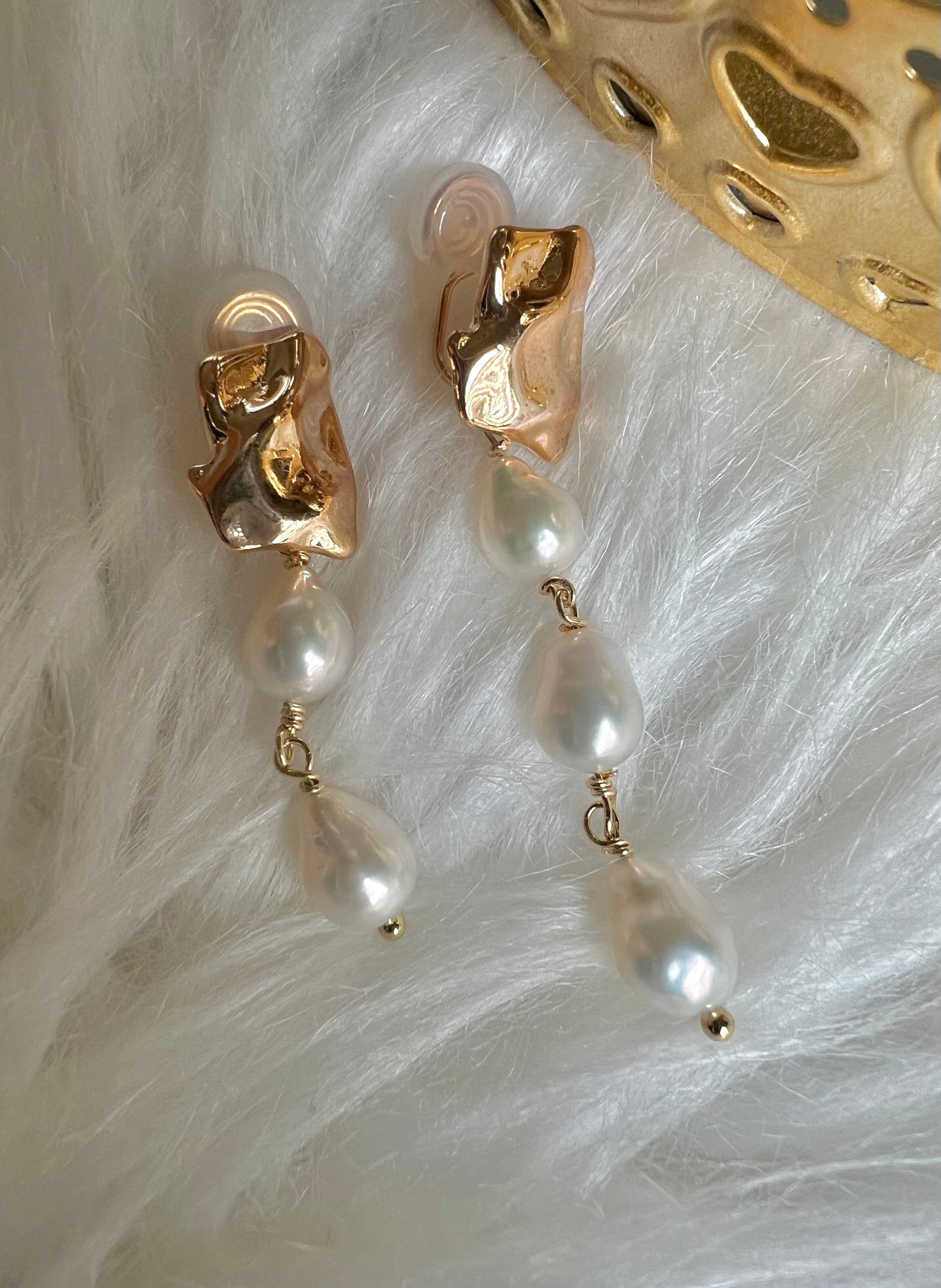 Chic freshwater small baroque pearl clip-on nugget unbalanced dangle earring. Comfortable Non pierced ear clip. Bridal earring. Gift for her