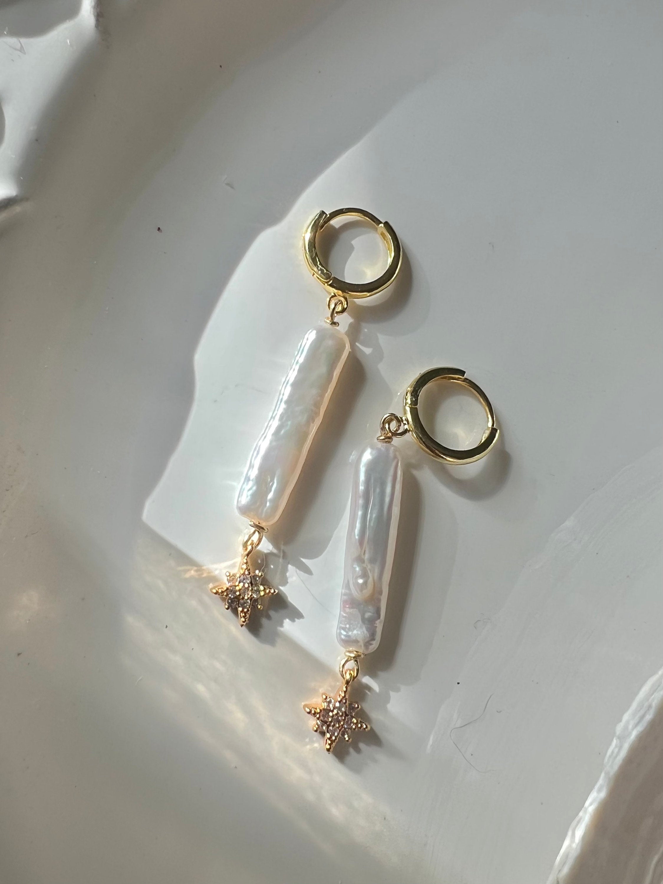 Chic freshwater baroque stick pearl sterling silver Huggies earrings. Boho pearl hoops earrings. Bridal earrings. Bridesmaid gift. Gift