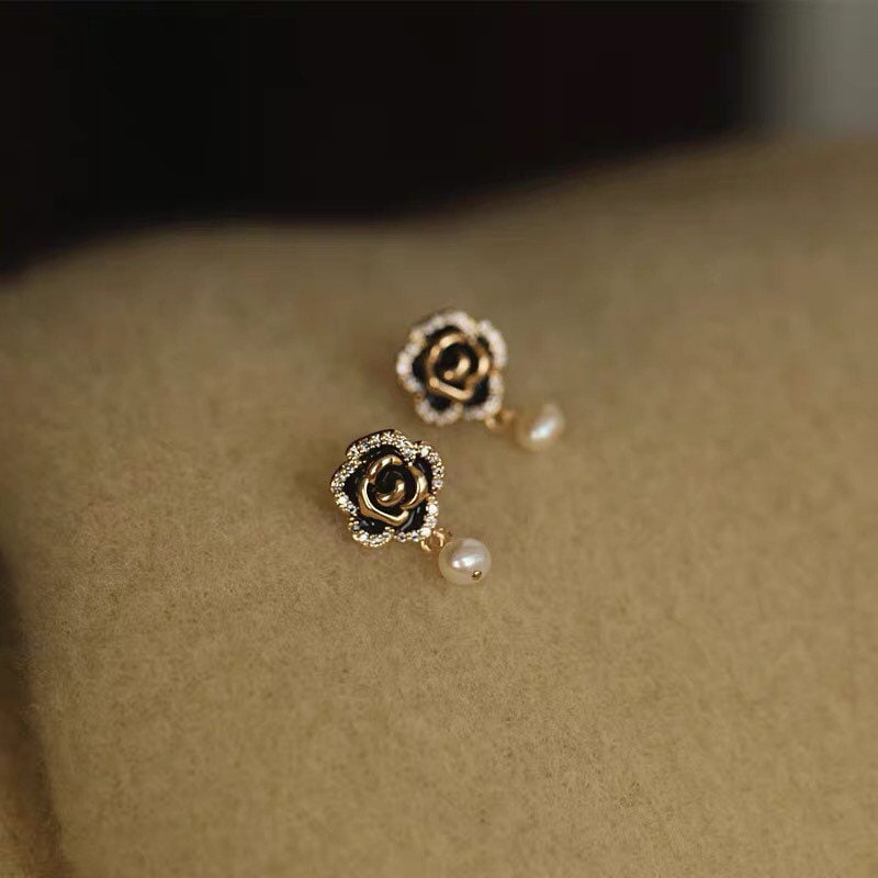Genuine baroque pearl clip on drop earring. No pain pearl ear clip. Comfortable non pierced ear clip. Fashion floral ZC dangle earring