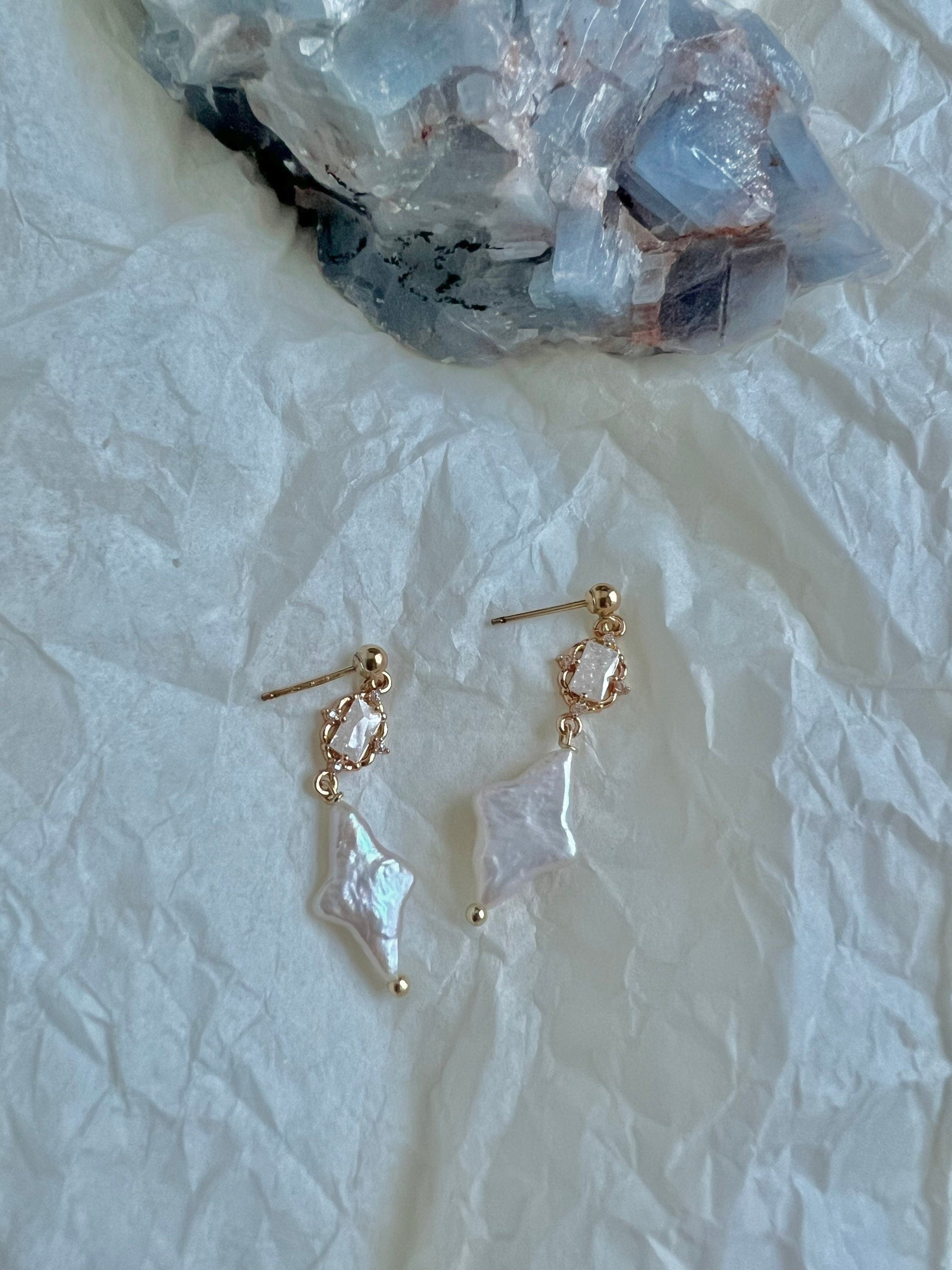 Gold filled High quality luster diamond baroque pearl earrings. Dainty irregular pearl earrings. Vintage filigree earrings. Bridal earrings.