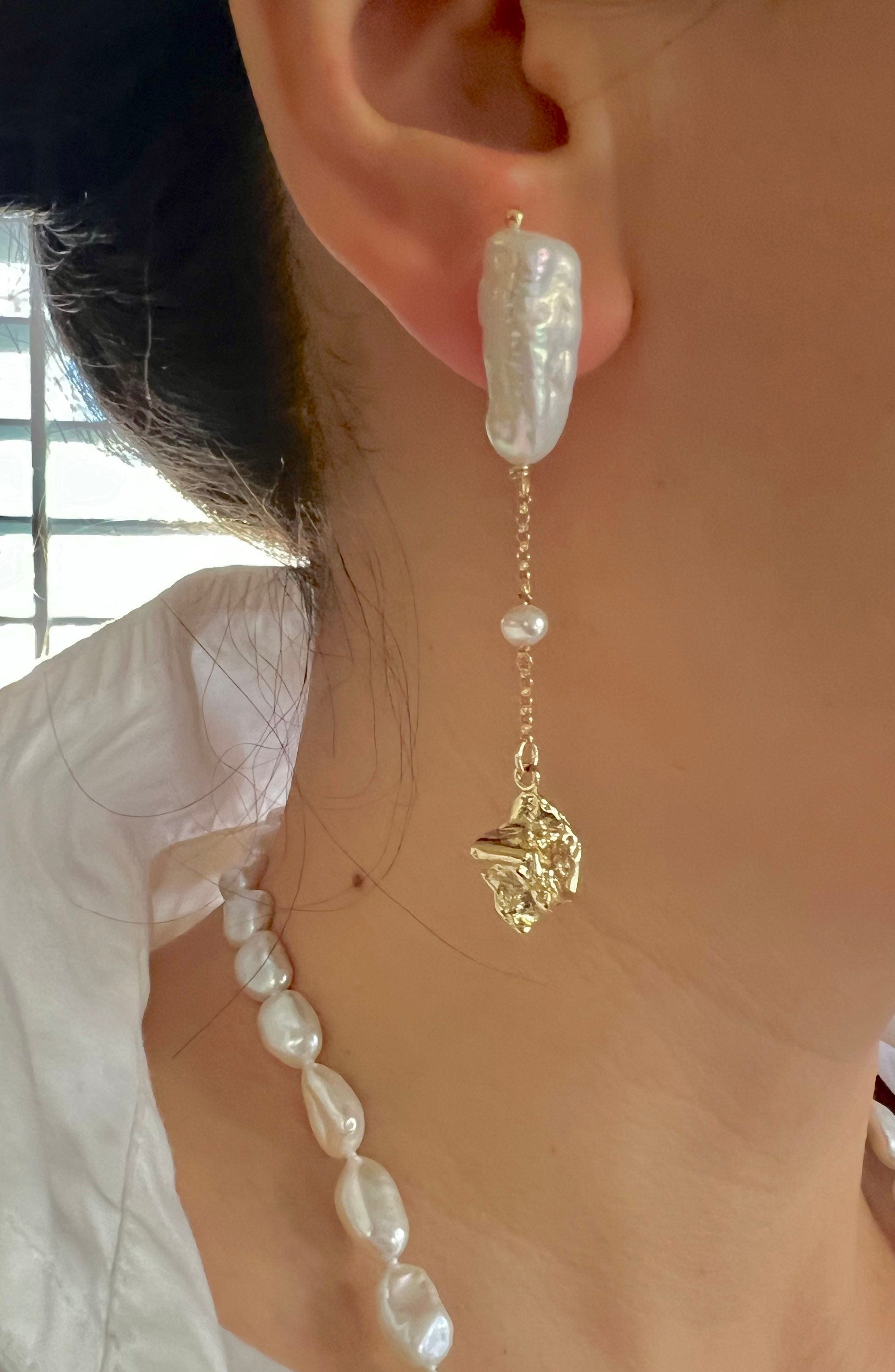 Baroque pearl nugget asymmetry earrings. Boho earrings. keshi pearl earrings. Bridal earrings. Unbalanced earrings.