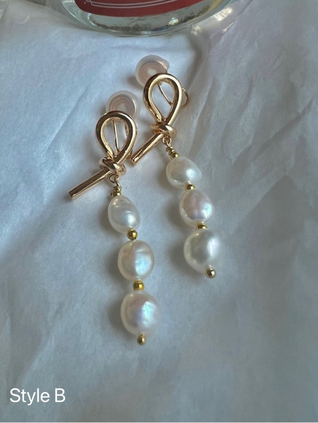 Chic style freshwater pearl clip-on earring. Pearl knot gold earring. Comfortable Non pierced ear clip. Bridal earring. Gift for her
