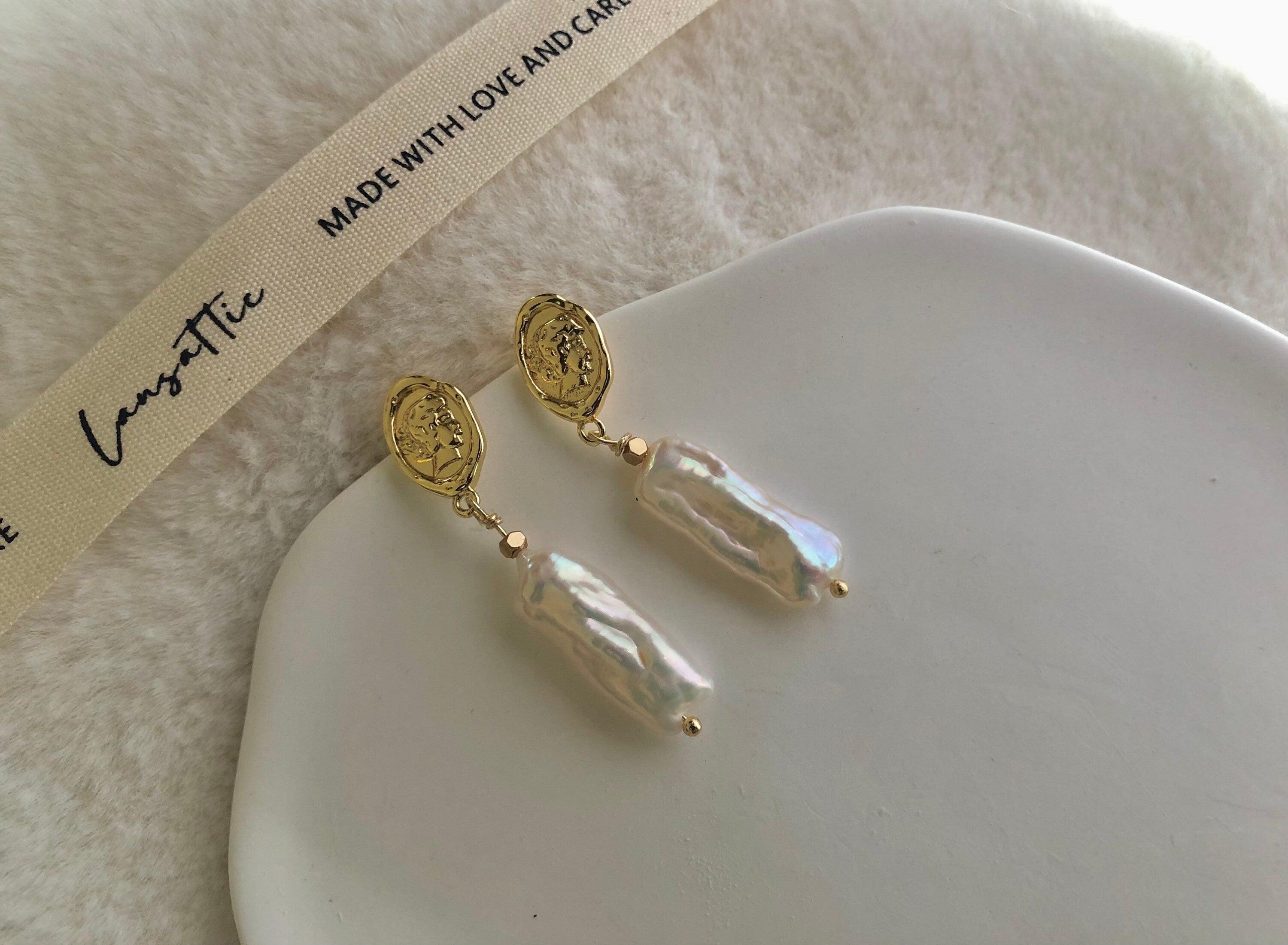 Freshwater keshi purple. and peacock pearl dangle earring. Real pearl earring. wedding earring. Queen earrings. Vintage pearl earrings.