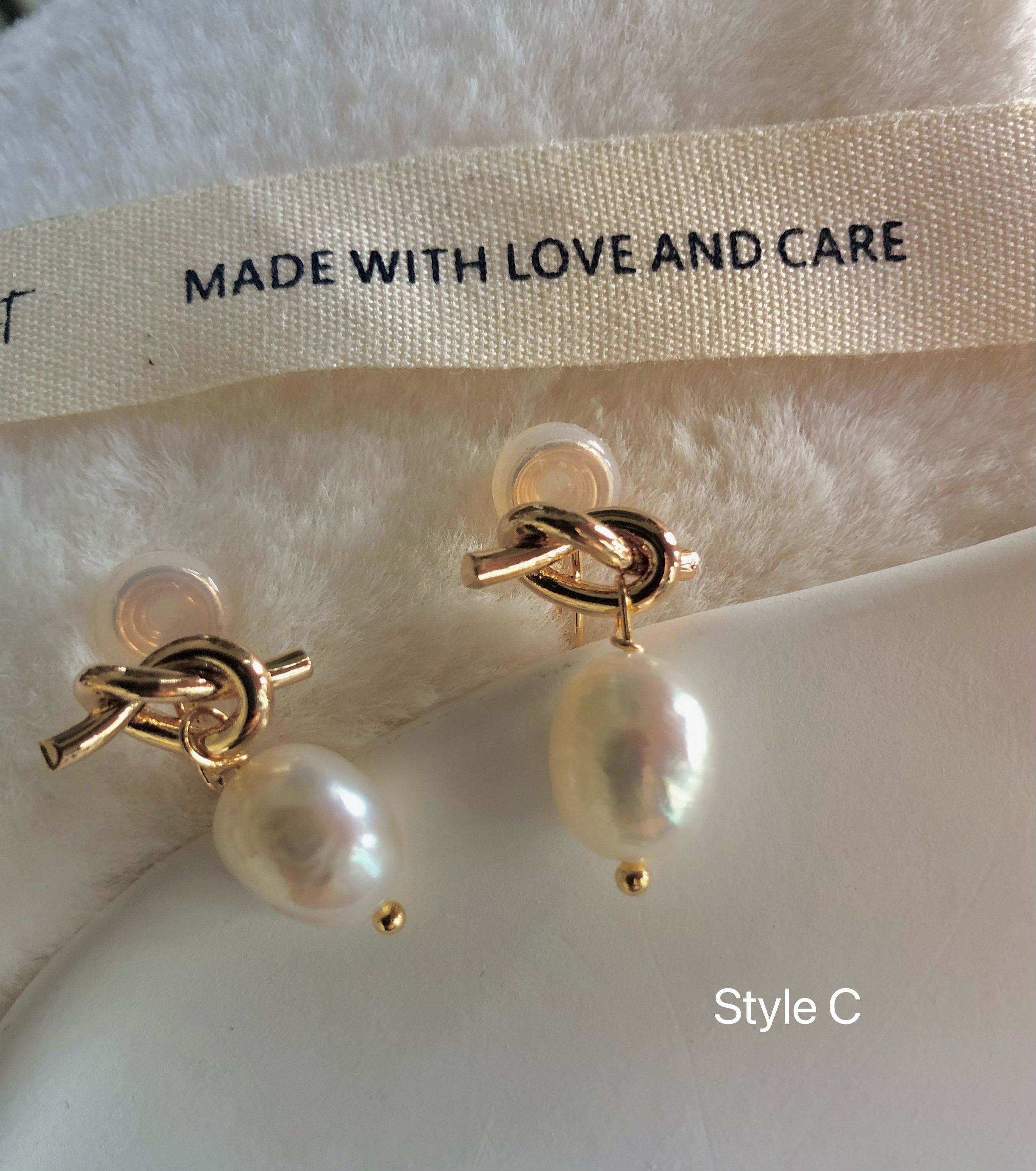 Chic style freshwater pearl clip-on earring. Pearl knot gold earring. Comfortable Non pierced ear clip. Bridal earring. Gift for her