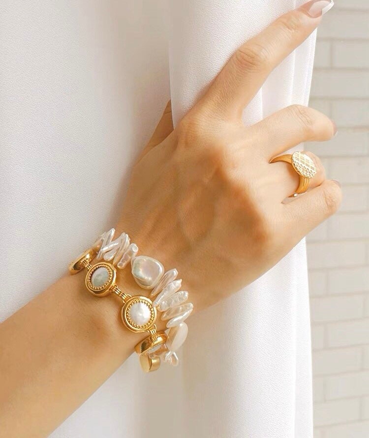 Freshwater multi-shape pearl dangle bracelet. Gold pearl bracelet. Chunky pearl bracelet. Wedding boho bracelet. Heart charm bracelet.