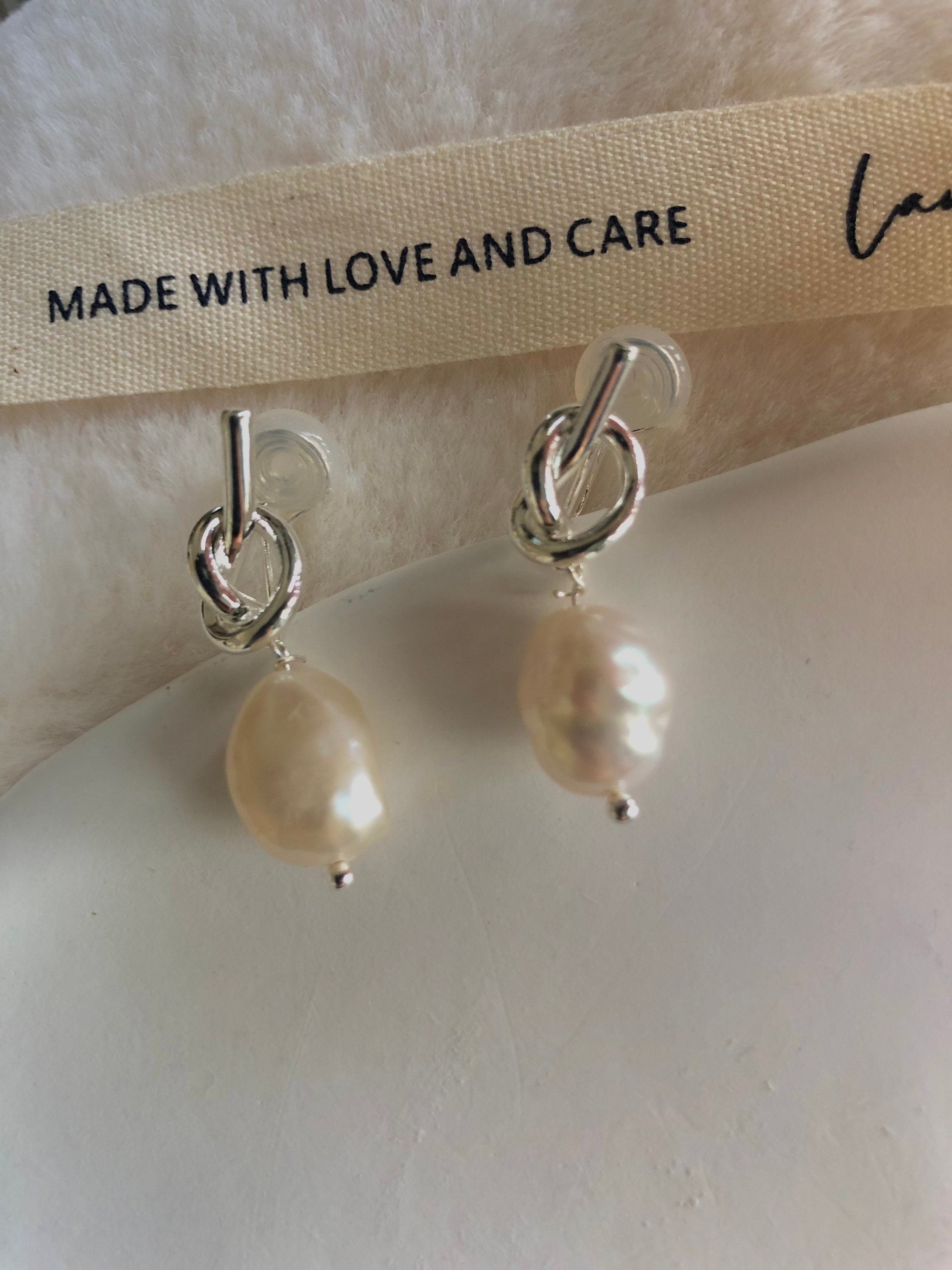Chic style freshwater pearl clip-on earring. Pearl knot gold earring. Comfortable Non pierced ear clip. Bridal earring. Gift for her