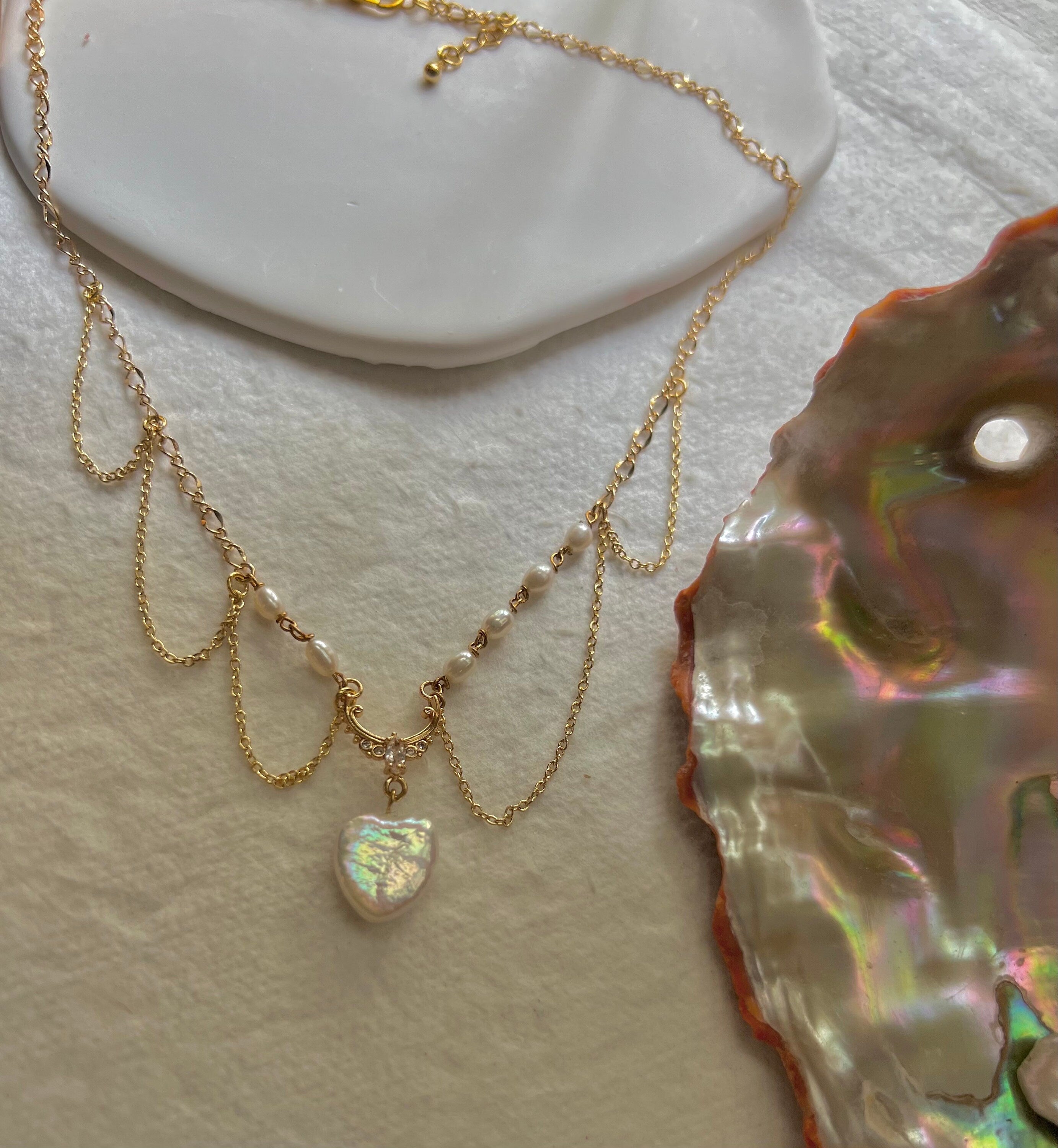 vintage style freshwater heart shape pearl necklace. Filigree zircon necklace. Elegant necklace. Wavy chain necklace. Gift.