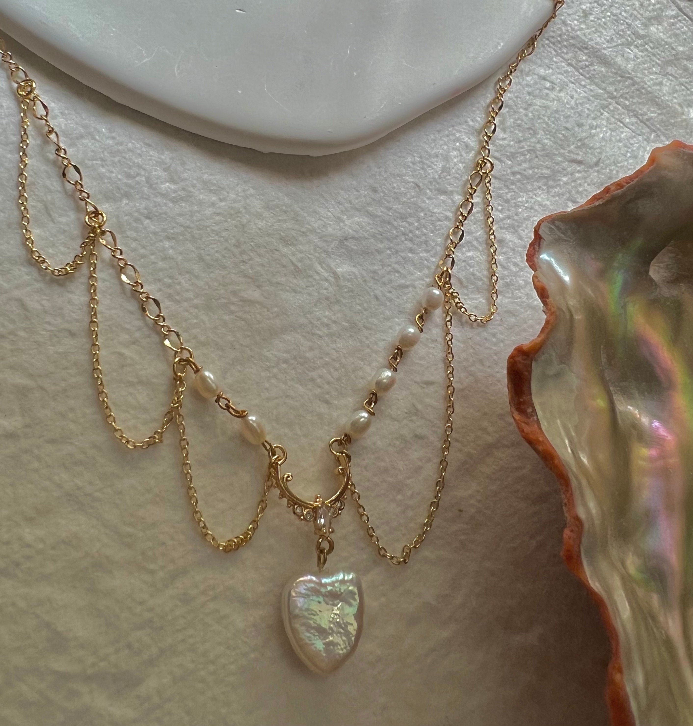 vintage style freshwater heart shape pearl necklace. Filigree zircon necklace. Elegant necklace. Wavy chain necklace. Gift.